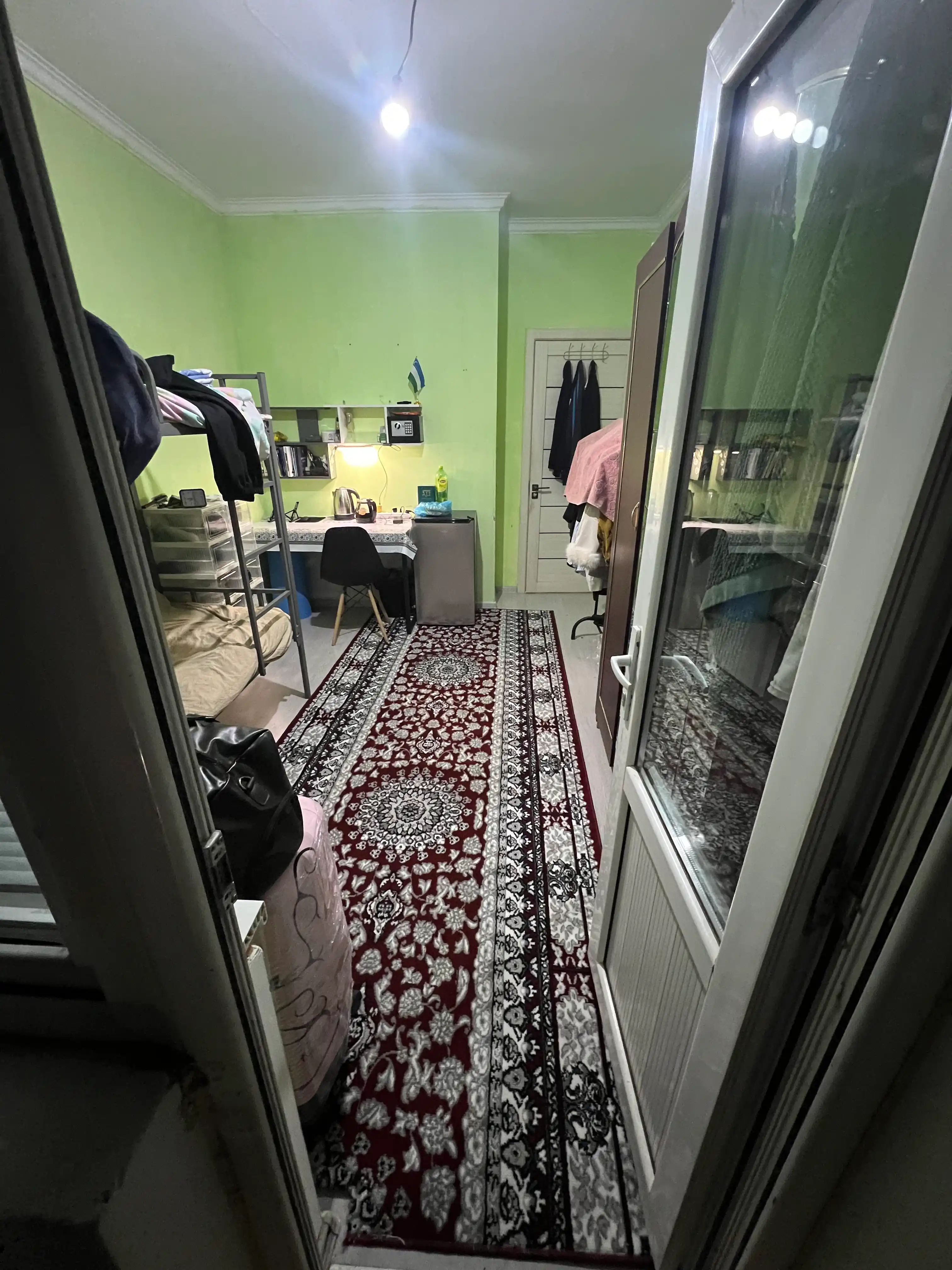 Qizil gulli yo'lak gilamlar