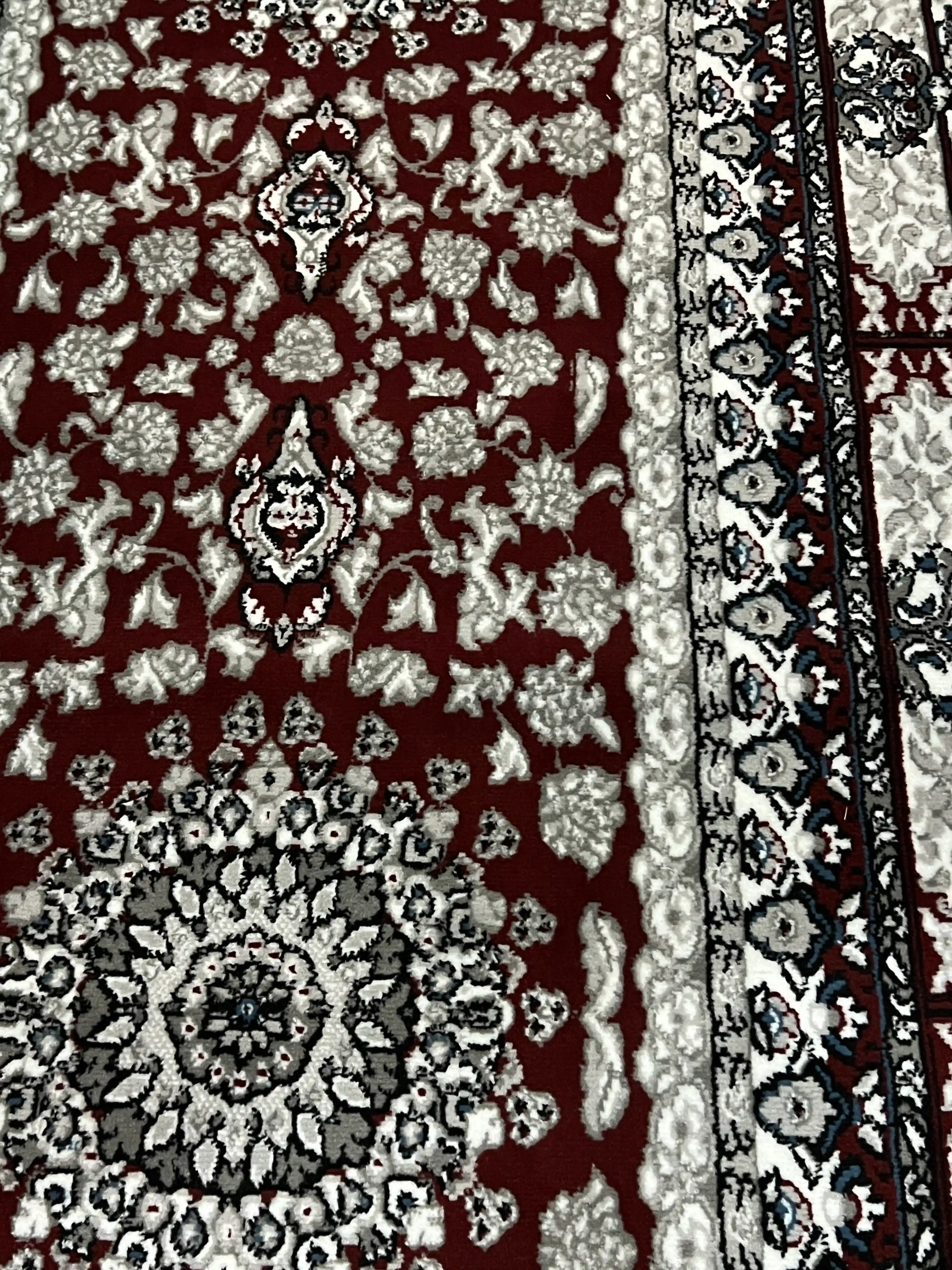 Qizil gulli yo'lak gilamlar