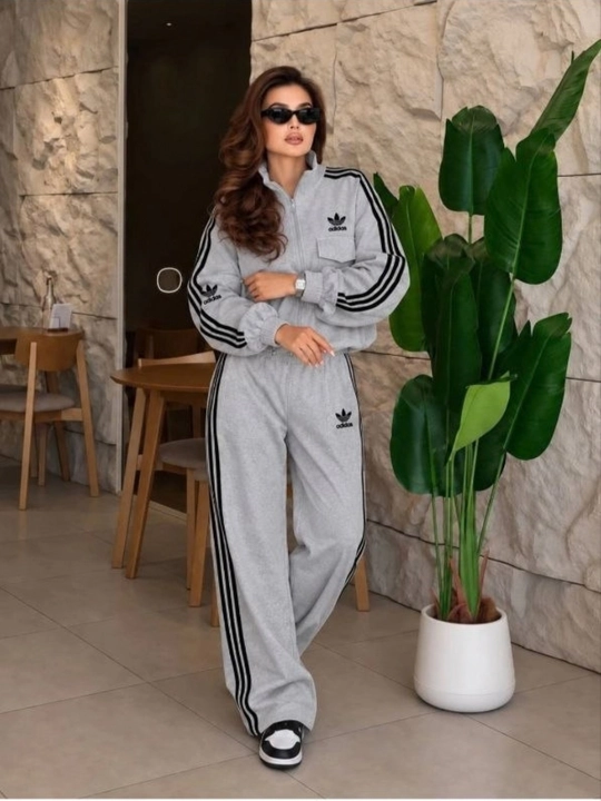 Ayollar uchun qulay sport kostyumi