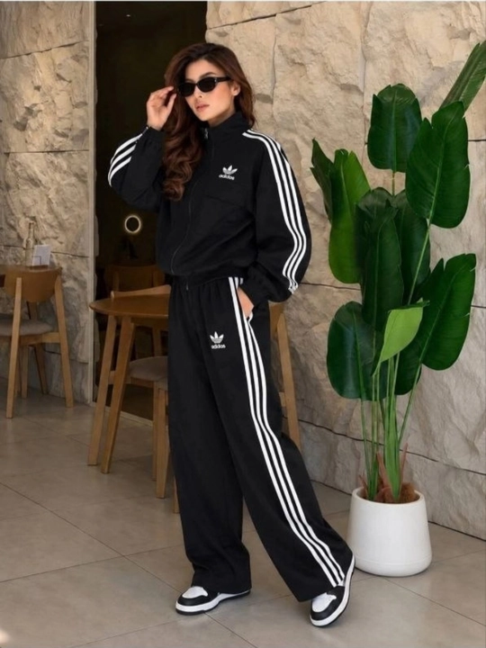 Ayollar uchun qulay sport kostyumi