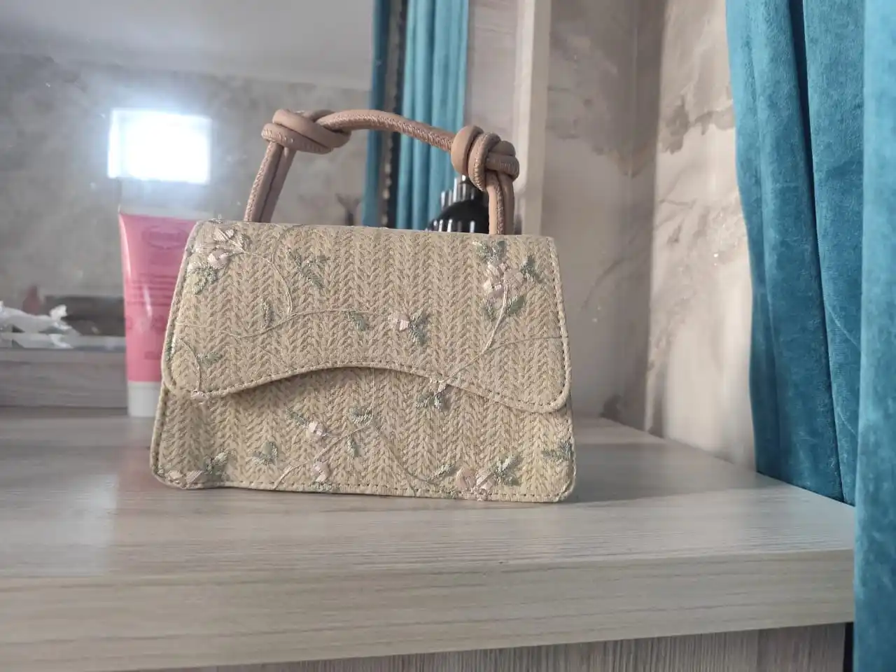 Ayollar sumkasi, kichik ayollar sumkasi, gulli naqsh va tasmali