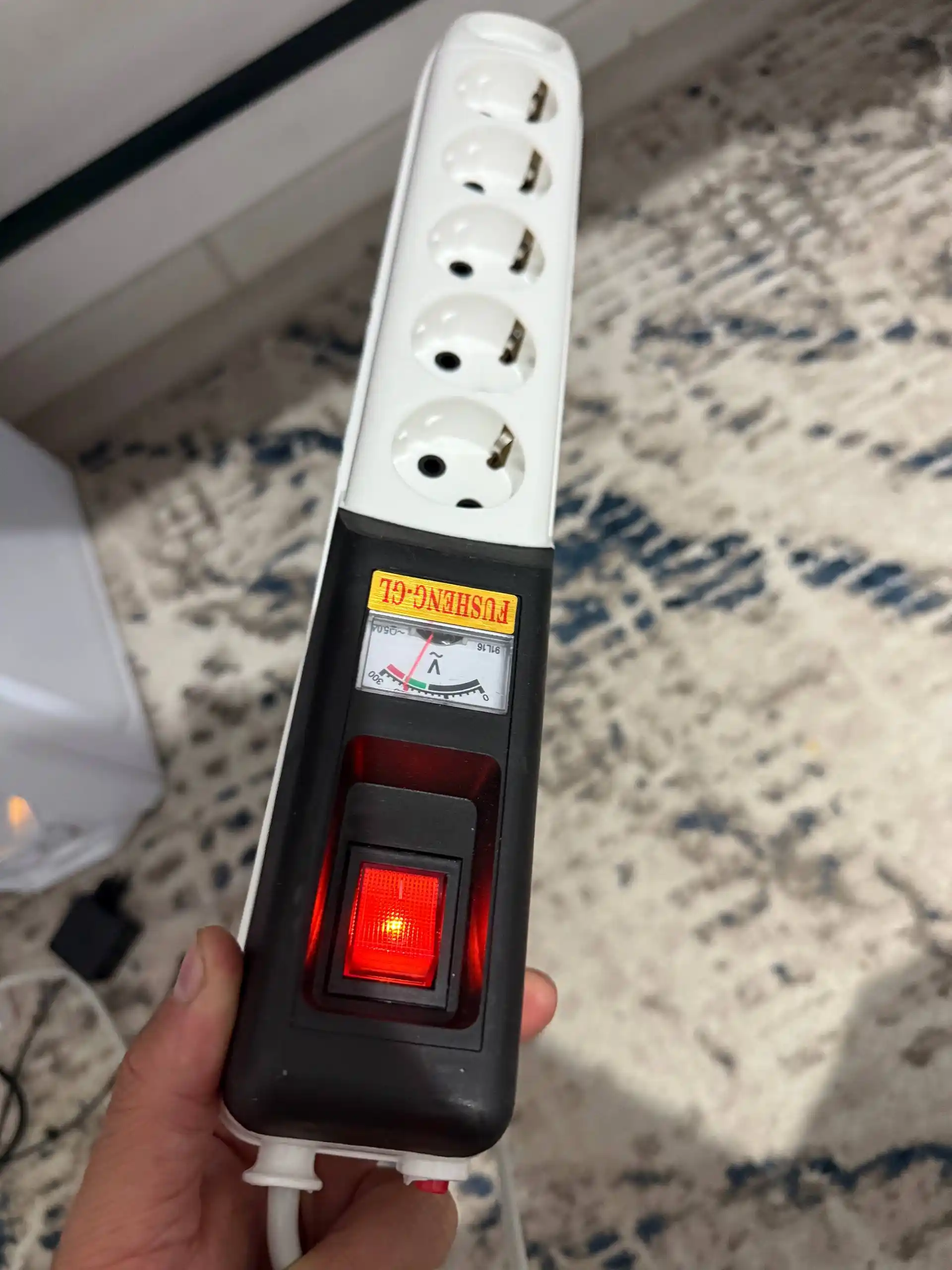 Elektr uzaytirgich tarmoq filtri kuchlanish indikatori bilan, 6 rozetka 3m 5m