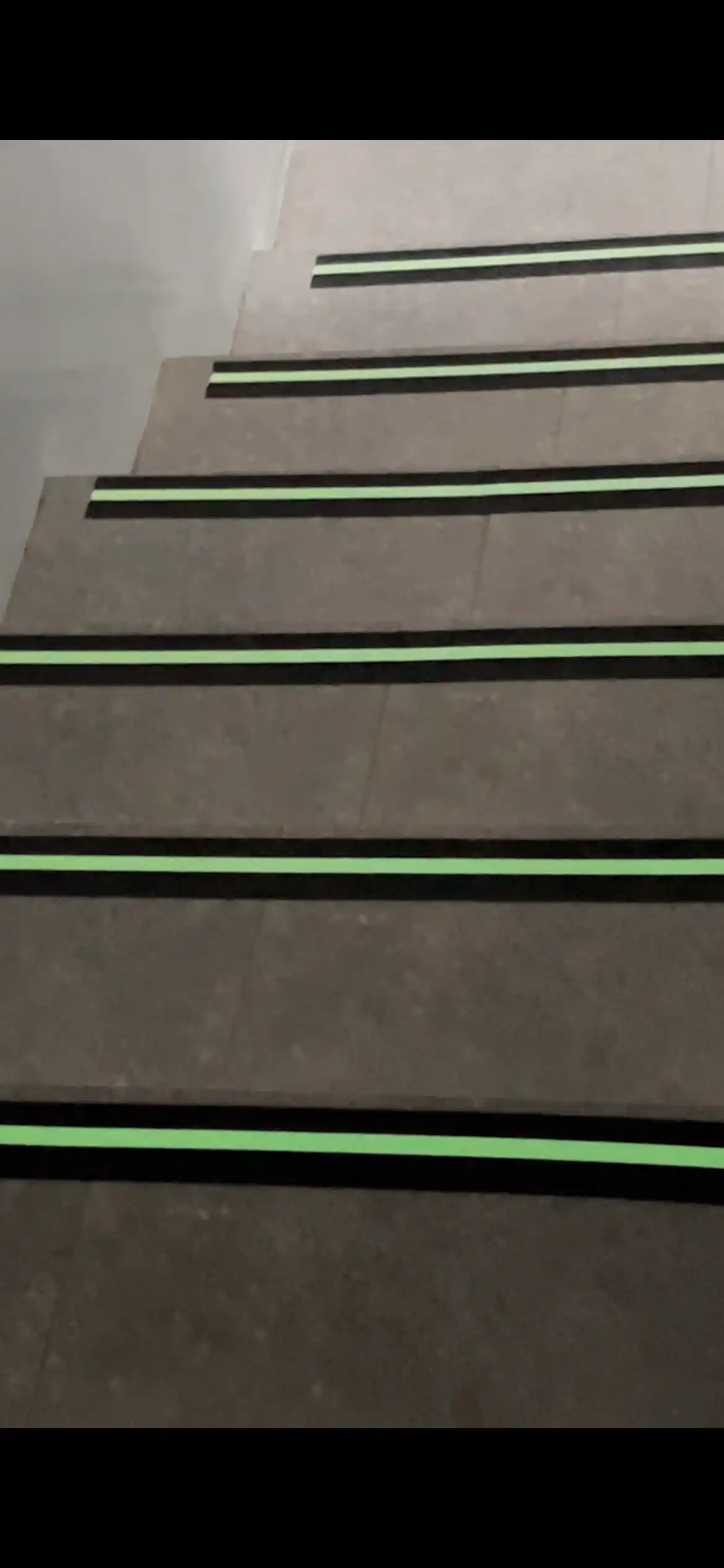 Zinapoyalar va pol uchun 50 mm×5 m o‘lchamli Anti Slip yorug‘lik beruvchi sirpanishga qarshi tasma