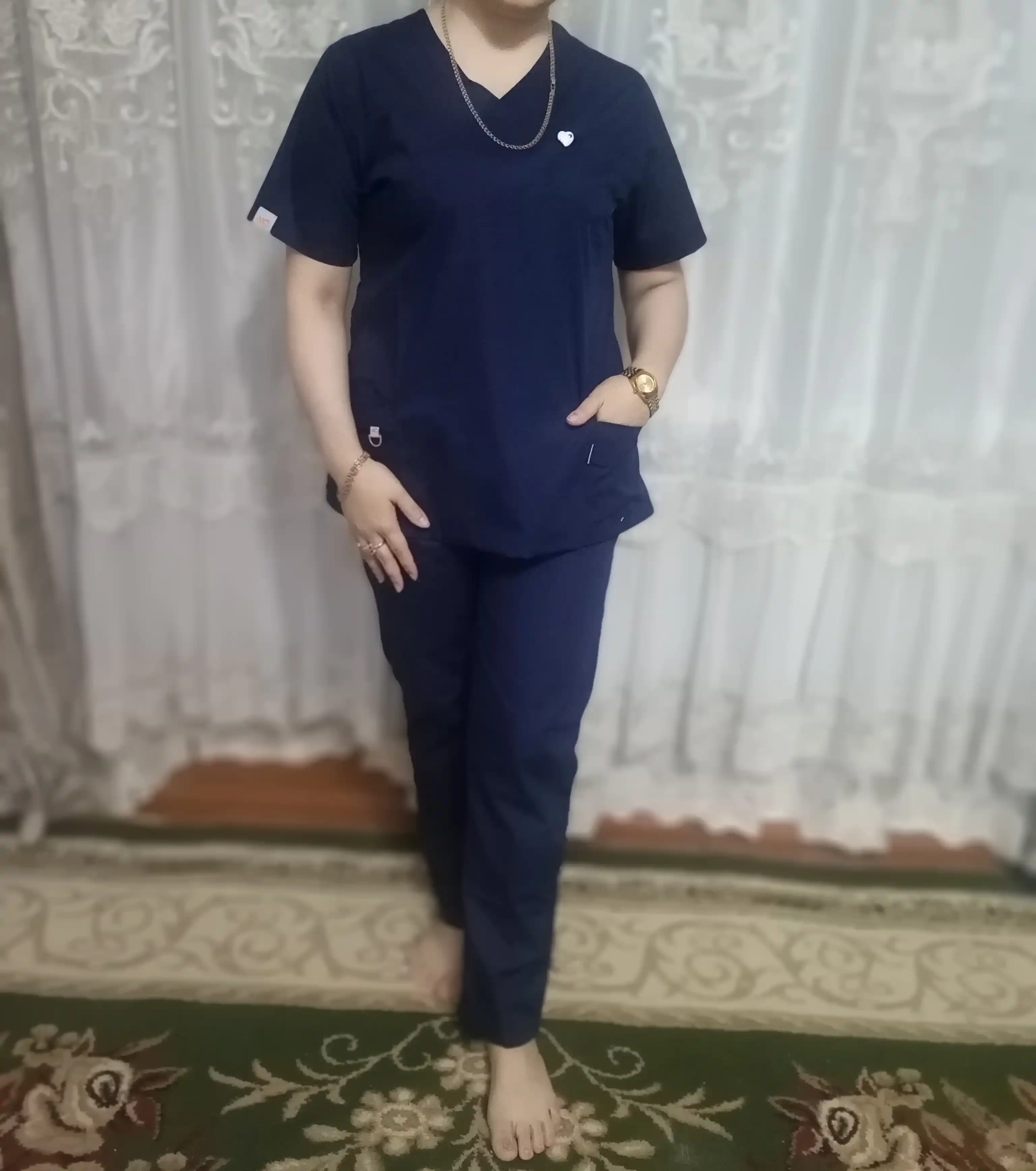 Mediklar uchun tibbiy kostyum Scrub — nafas oluvchi mato, qulay va zamonaviy tibbiy forma