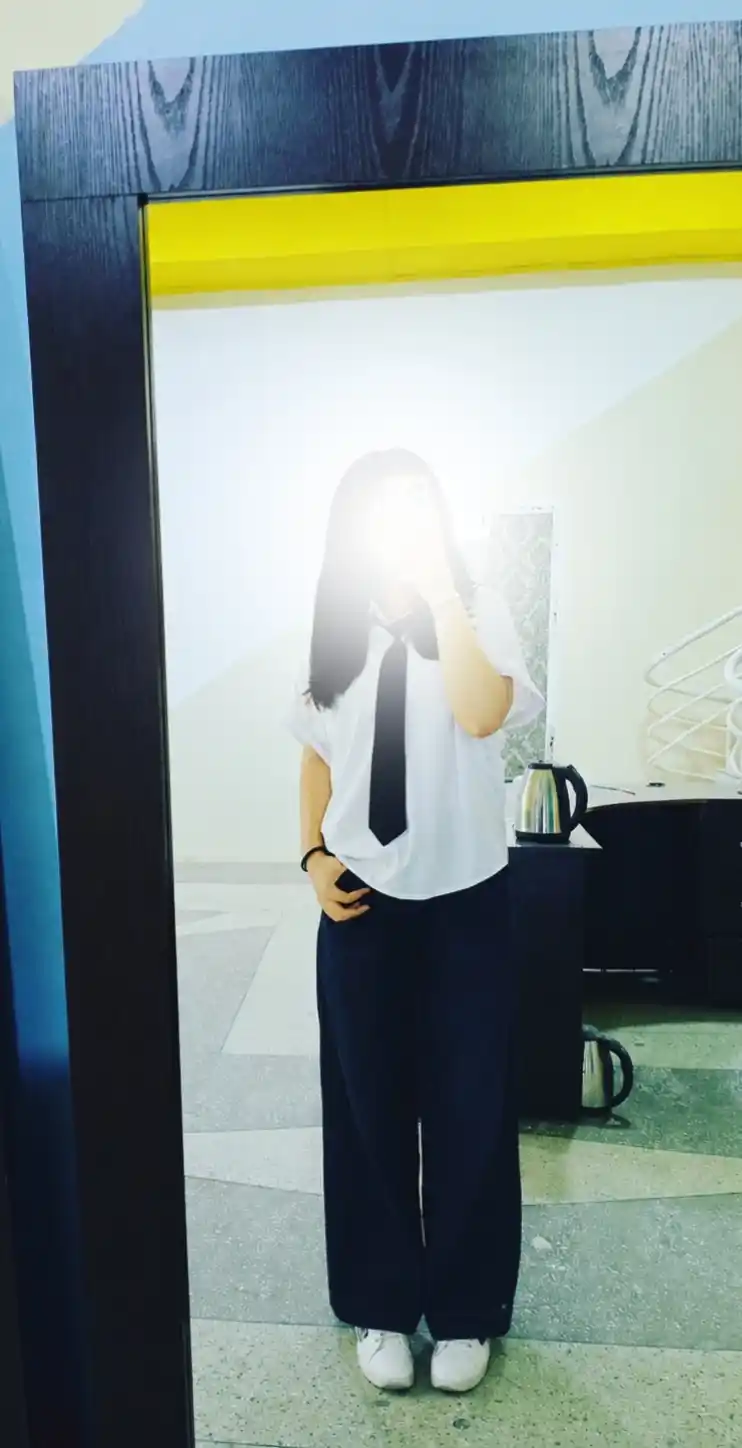 Kalta yengli ayollar yozgi ko‘ylagi, keng bichimli, ofis ayollar ko‘ylagi