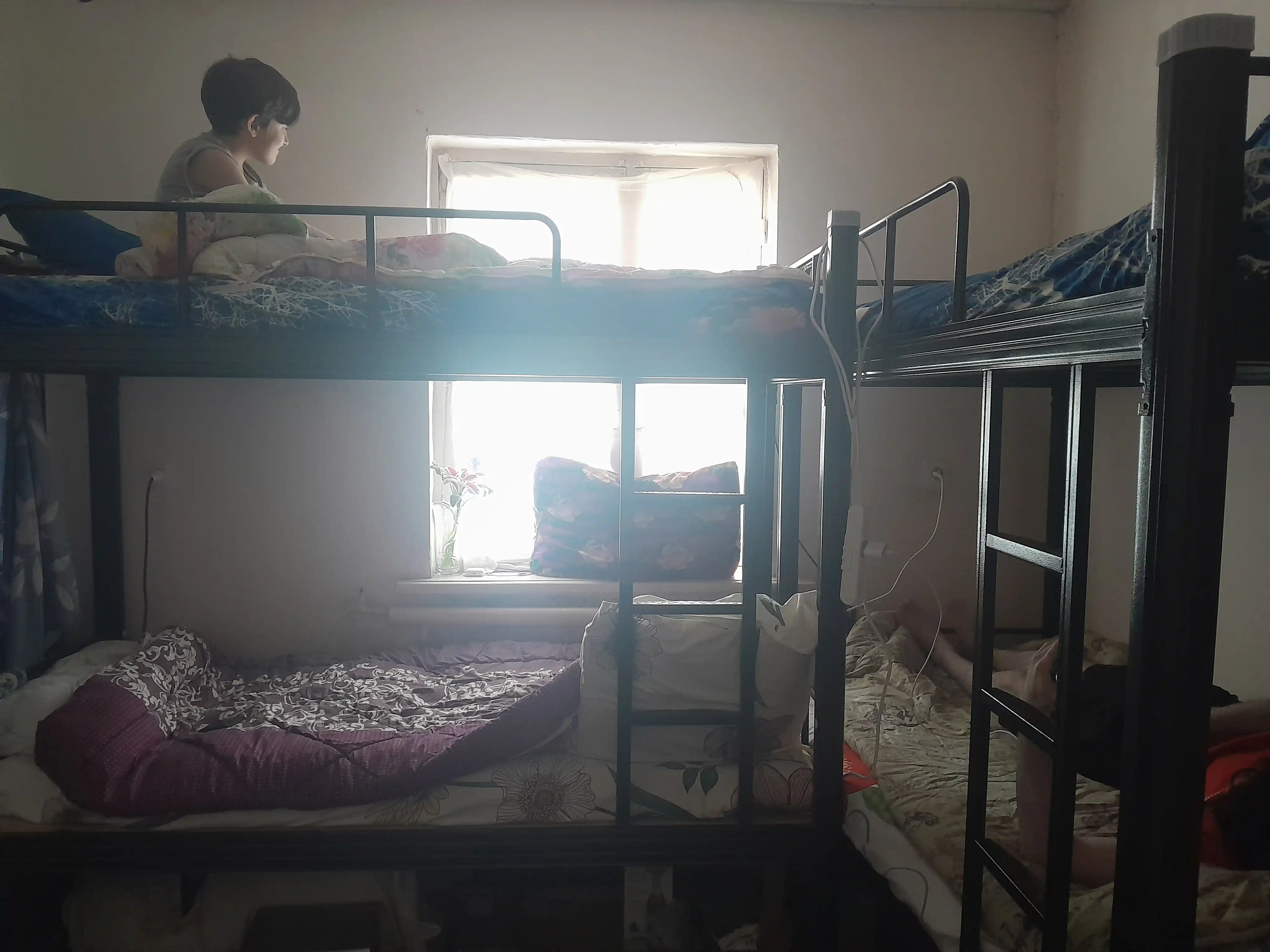Mustahkam po‘lat ikki qavatli krovat, joy tejovchi yotoq