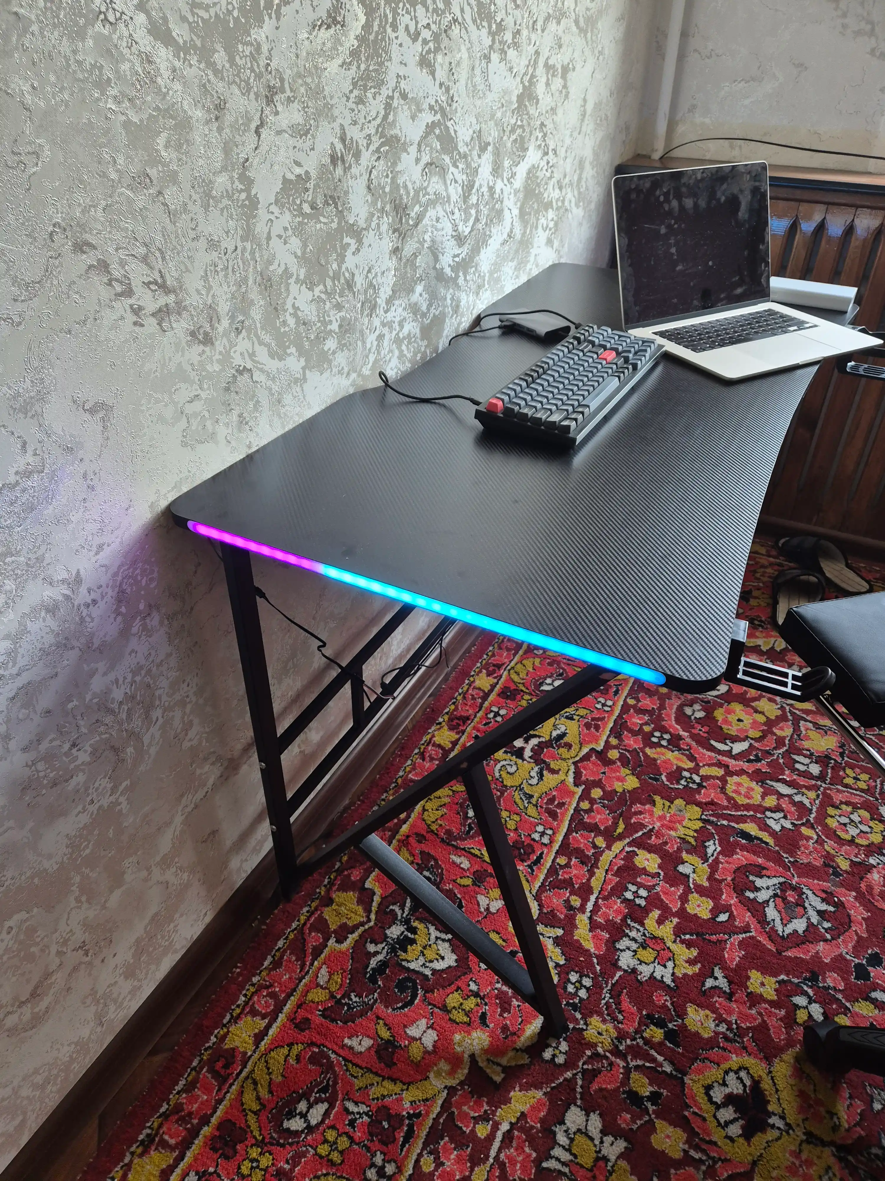Игровой компьютерный стол с RGB-подсветкой, держателями для наушников и стакана