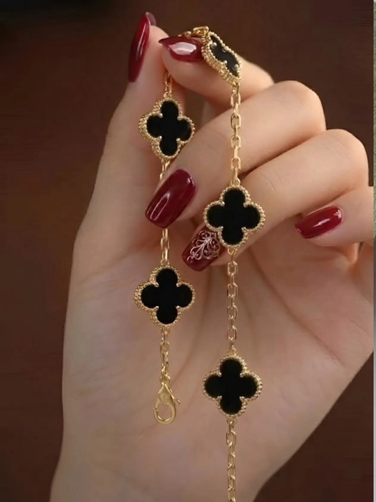Ayollar va qizlar uchun chiroyli, nafis, oq va tillarang aralashgan Clover bilaguzugi