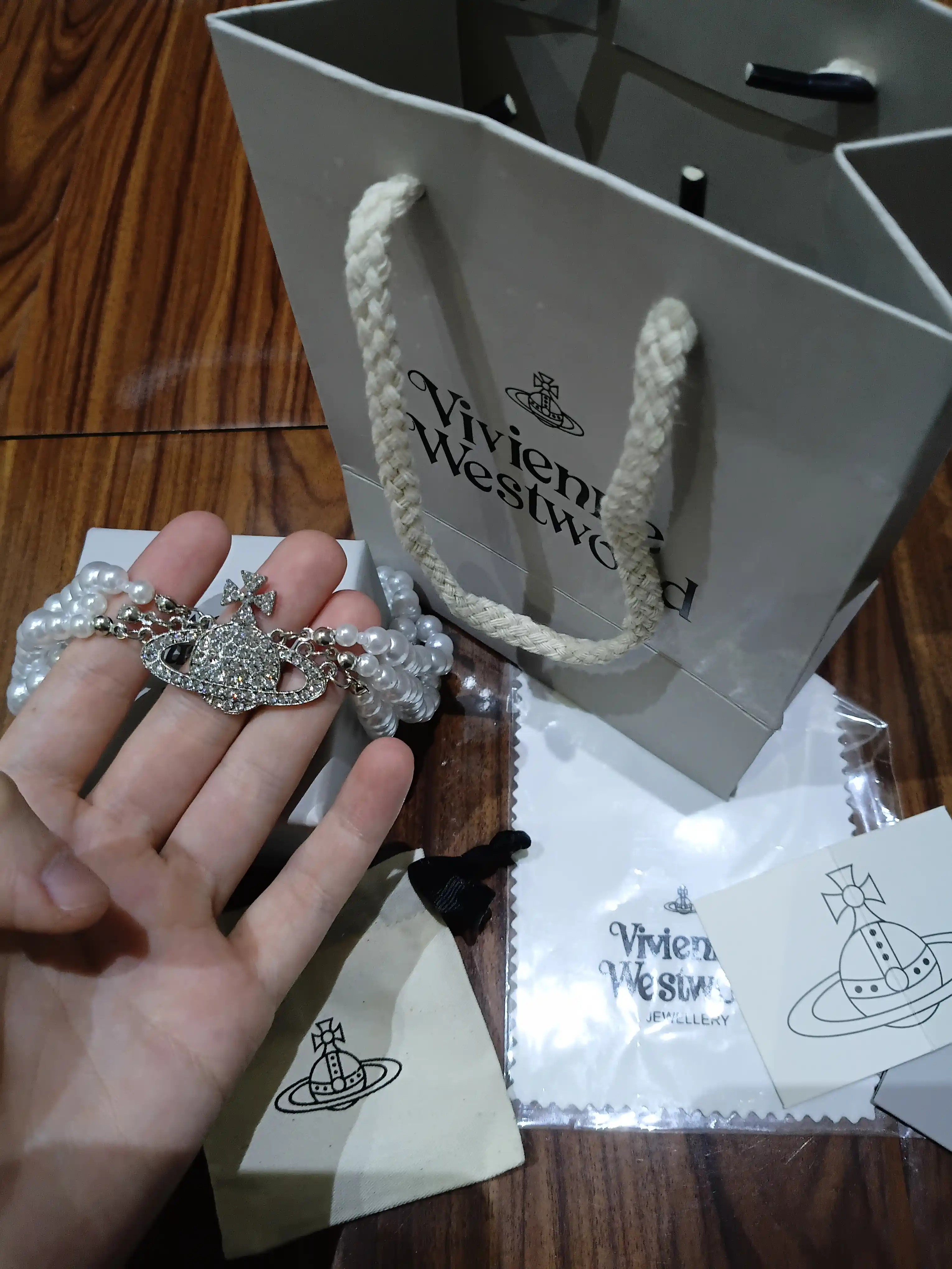 Стильное чёрное колье в эстетике Vivienne Westwood