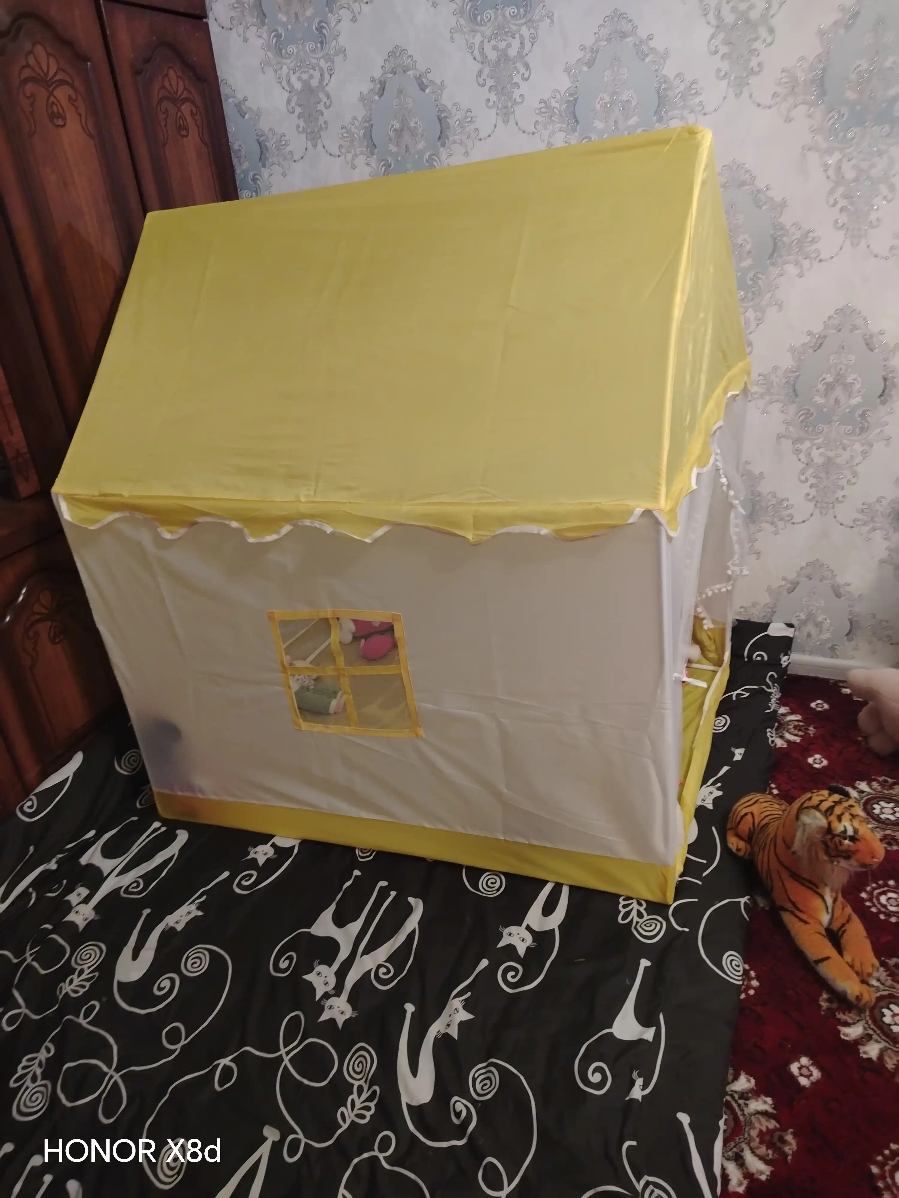 Bolalar o‘yin chodiri, bolalar uchun yig‘iladigan, gulchambarli uycha