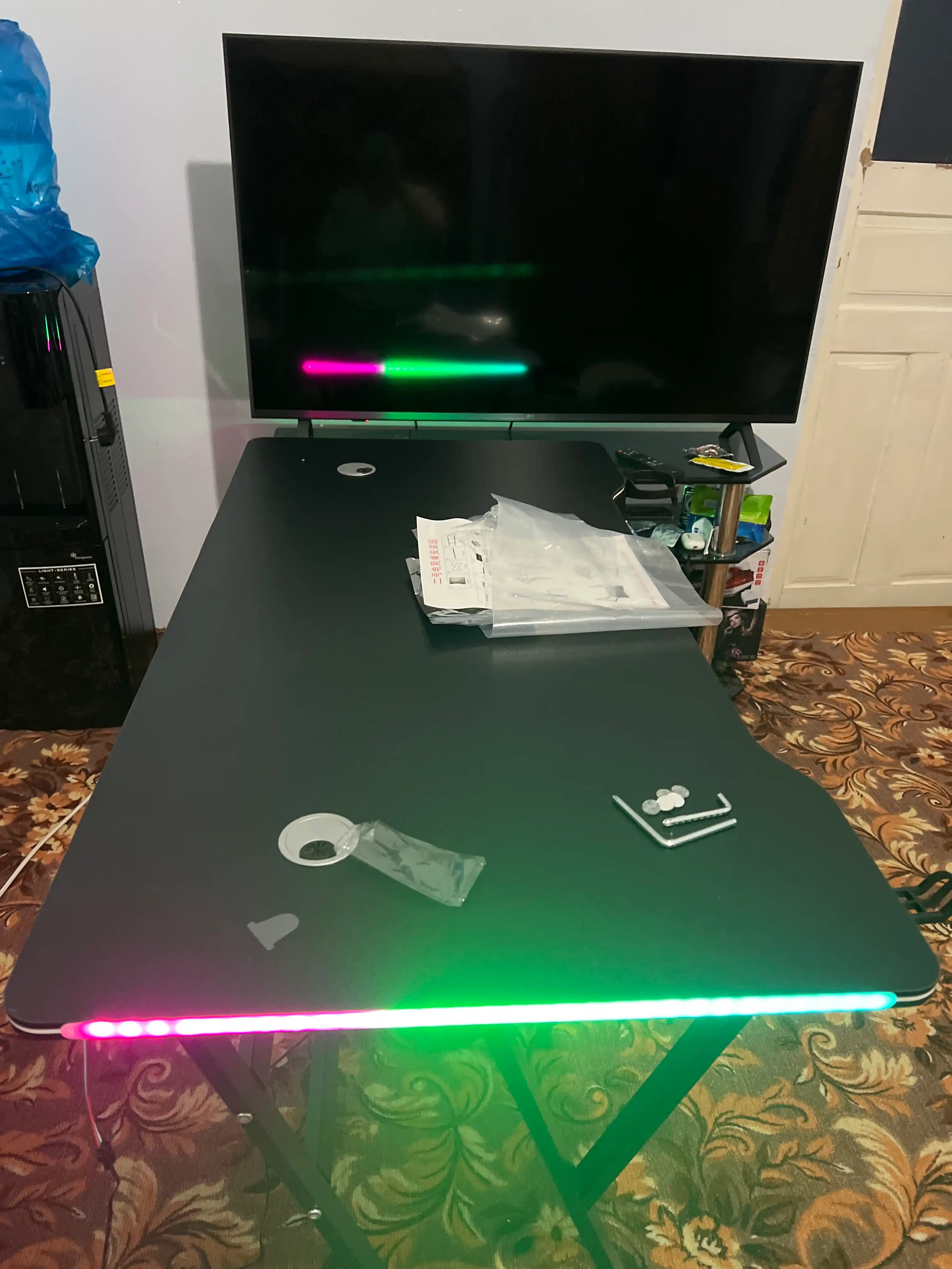 Игровой компьютерный стол с RGB-подсветкой, держателями для наушников и стакана