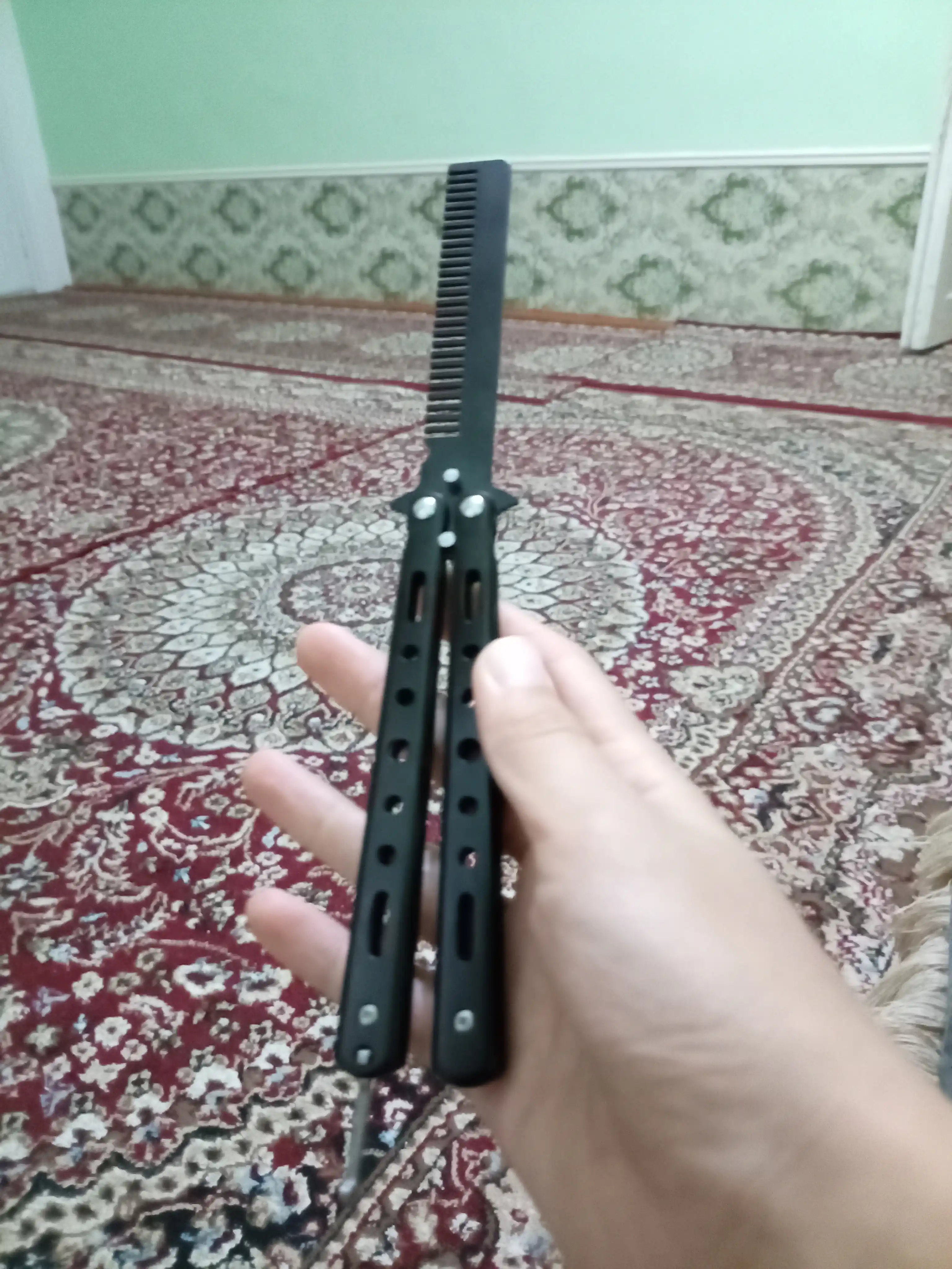 Babochka soch va soqol uchun kapalaksimon taroq, flipping mashqi uchun