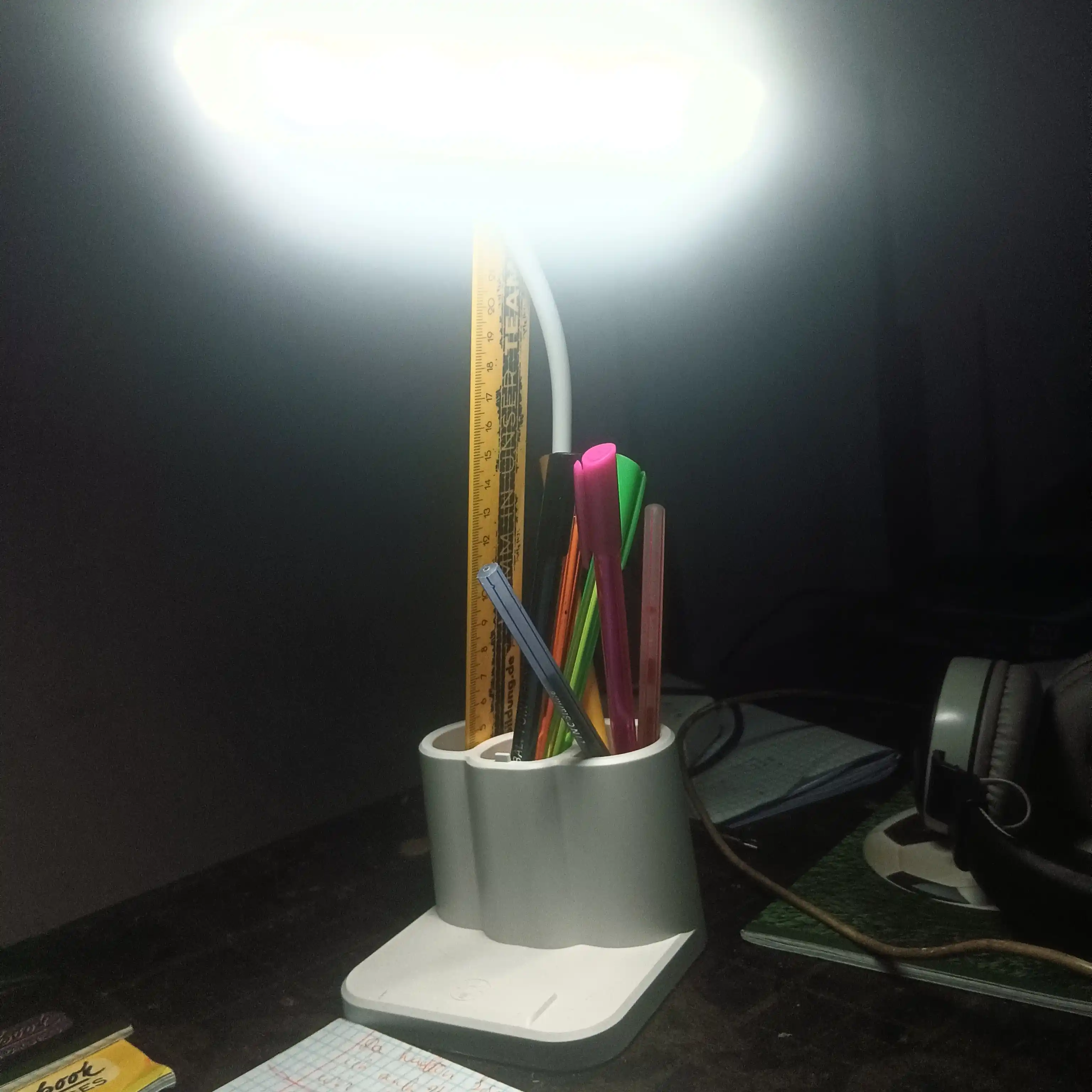 LED svetilnik qo‘shimcha penali bilan – energiya tejamkor, yorqin yoritish funksiyasi