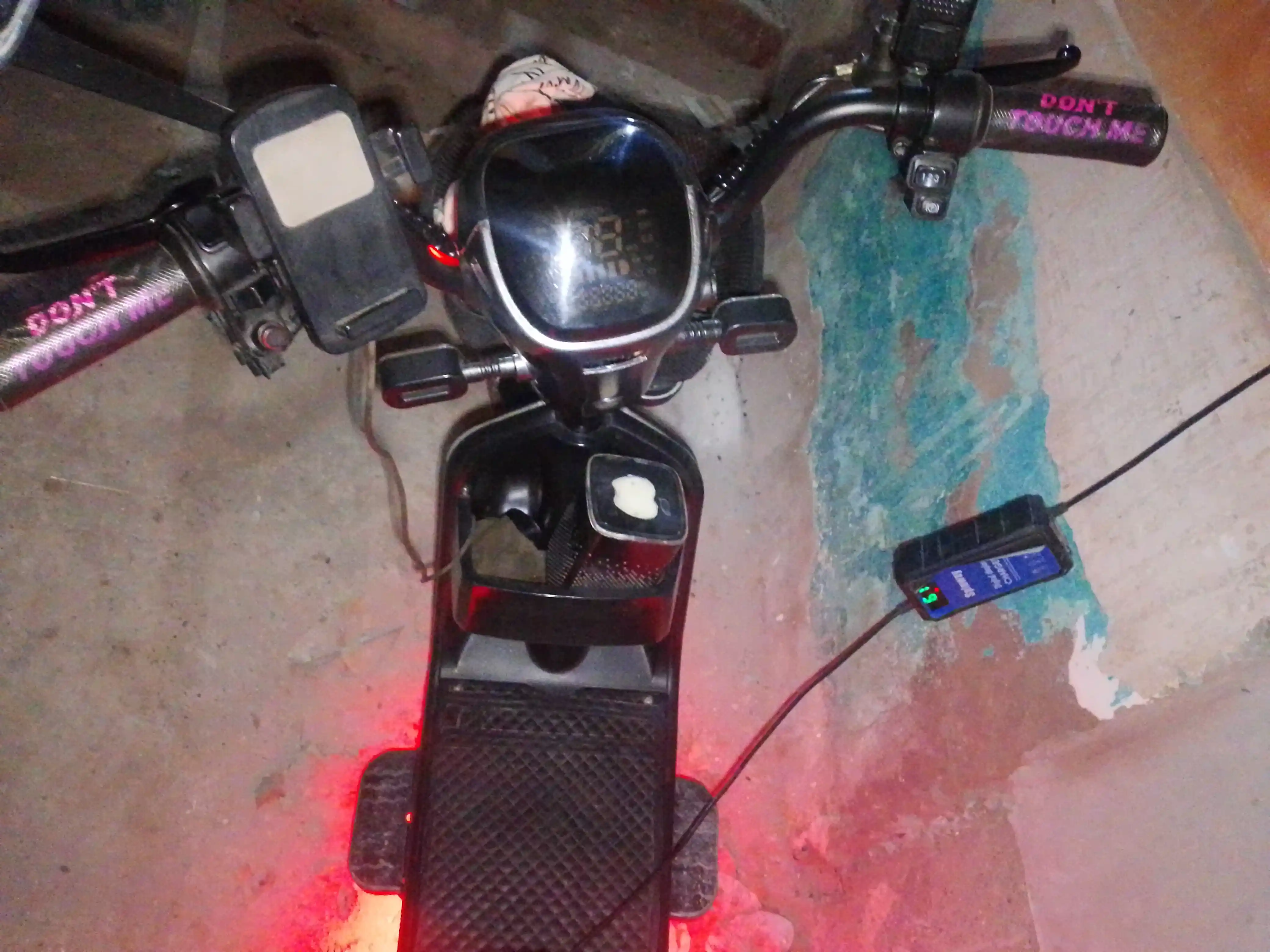 Mototsikl va elektr samokatlar ushlagichi uchun nakletyaka-himoya