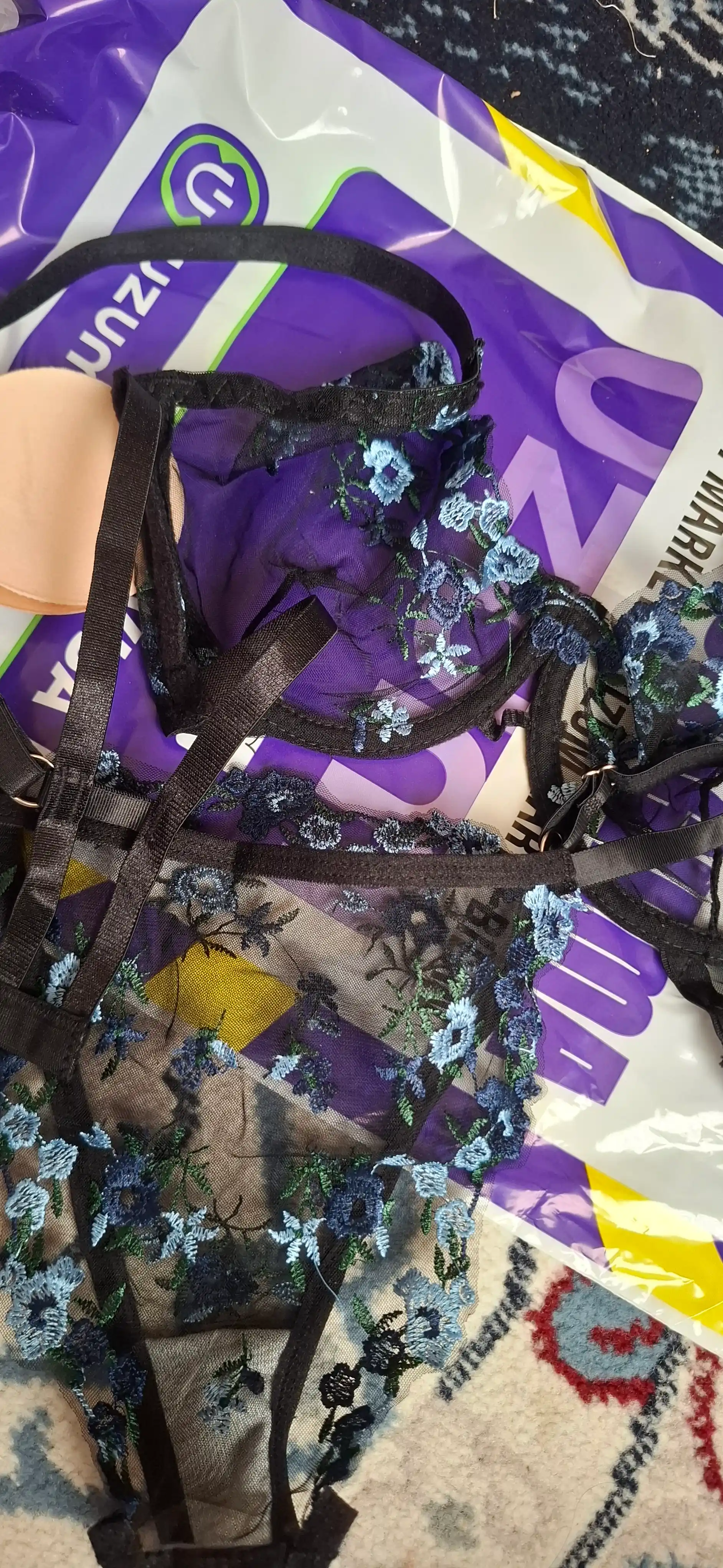Ayollar ichki kiyimlari to‘plami, gulli kashta tikilgan byustgalter va tor ichki kiyim