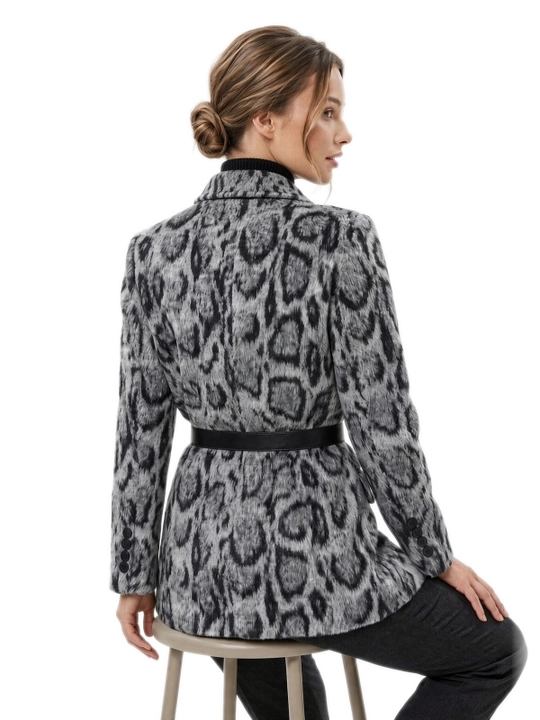 Ayollar leopard drap pidjak, kamar va broshka bilan