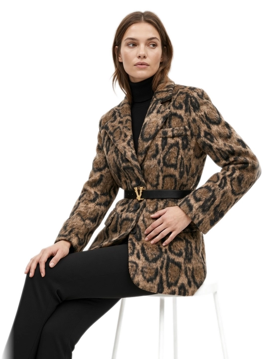 Ayollar leopard drap pidjak, kamar va broshka bilan