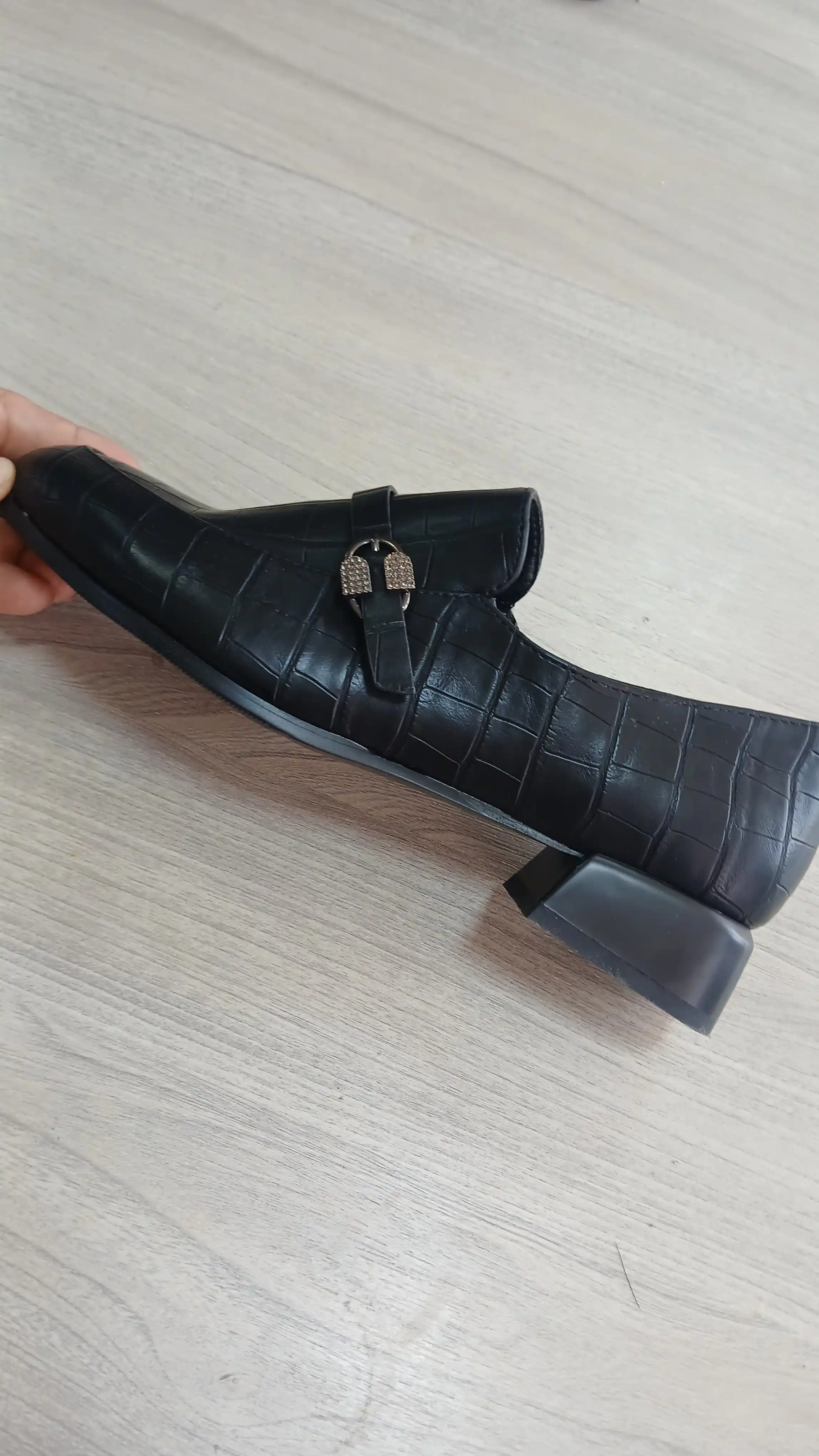 Ayollar uchun baland poshnali loferlar