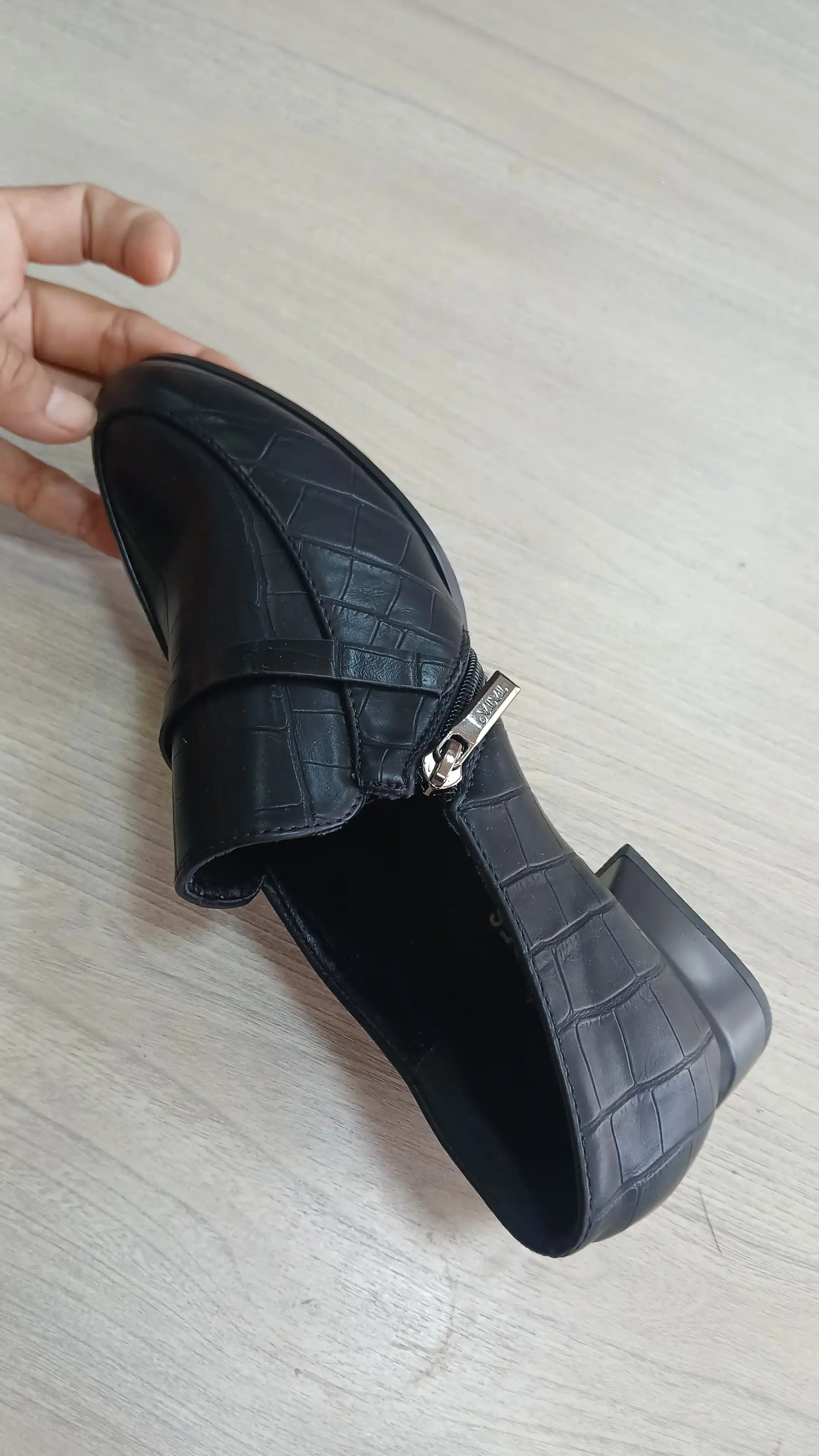 Ayollar uchun baland poshnali loferlar