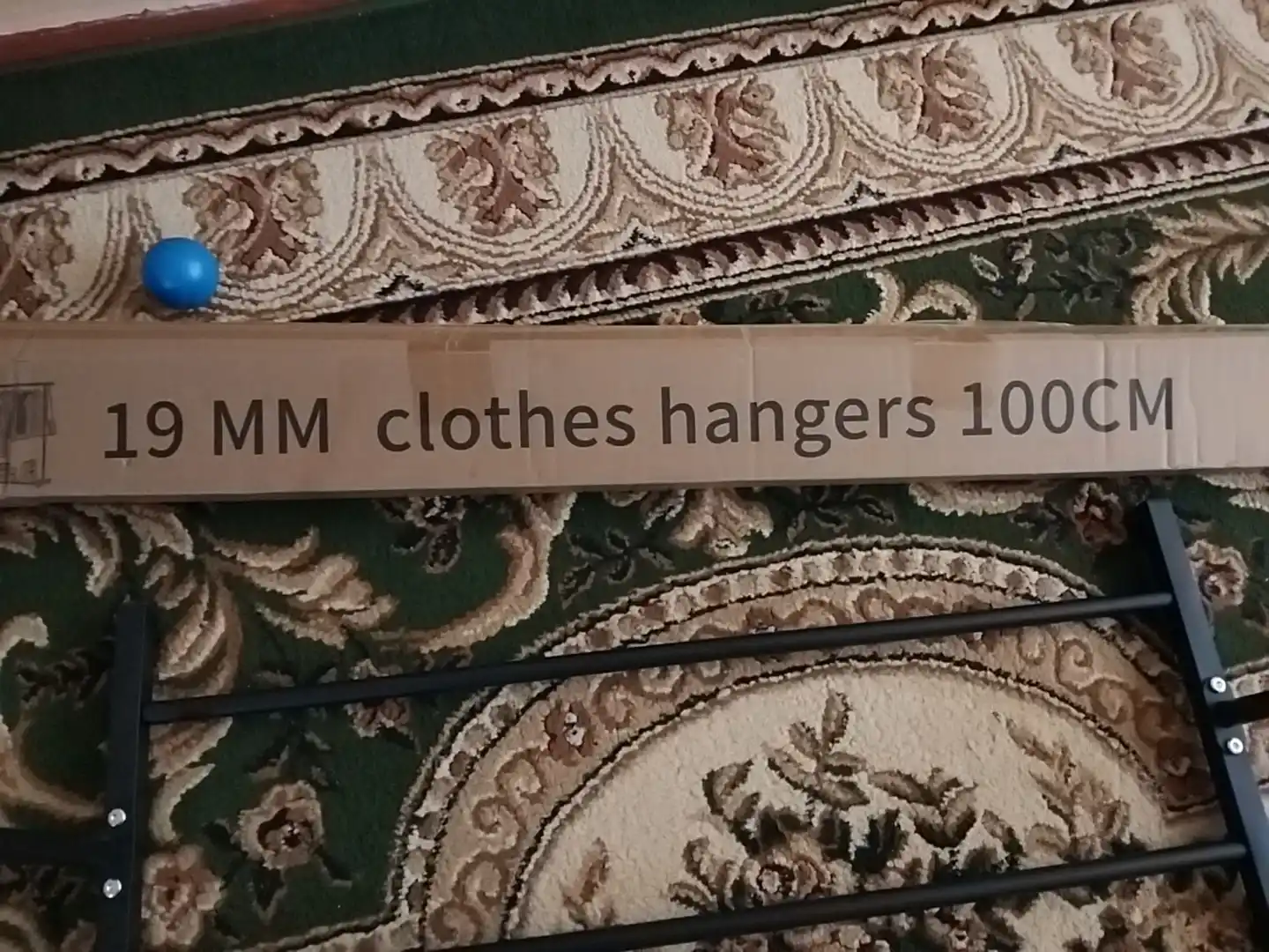 Yig‘ilishi oson bo‘lgan metall ilgich poyabzal, kiyim-kechak saqlash uchun ishlatiladi