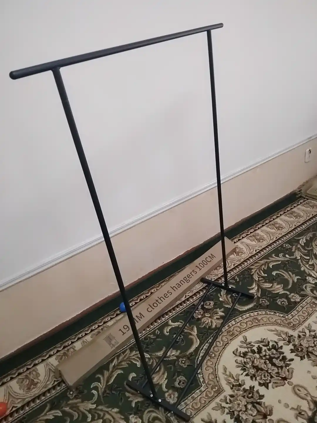 Yig‘ilishi oson bo‘lgan metall ilgich poyabzal, kiyim-kechak saqlash uchun ishlatiladi