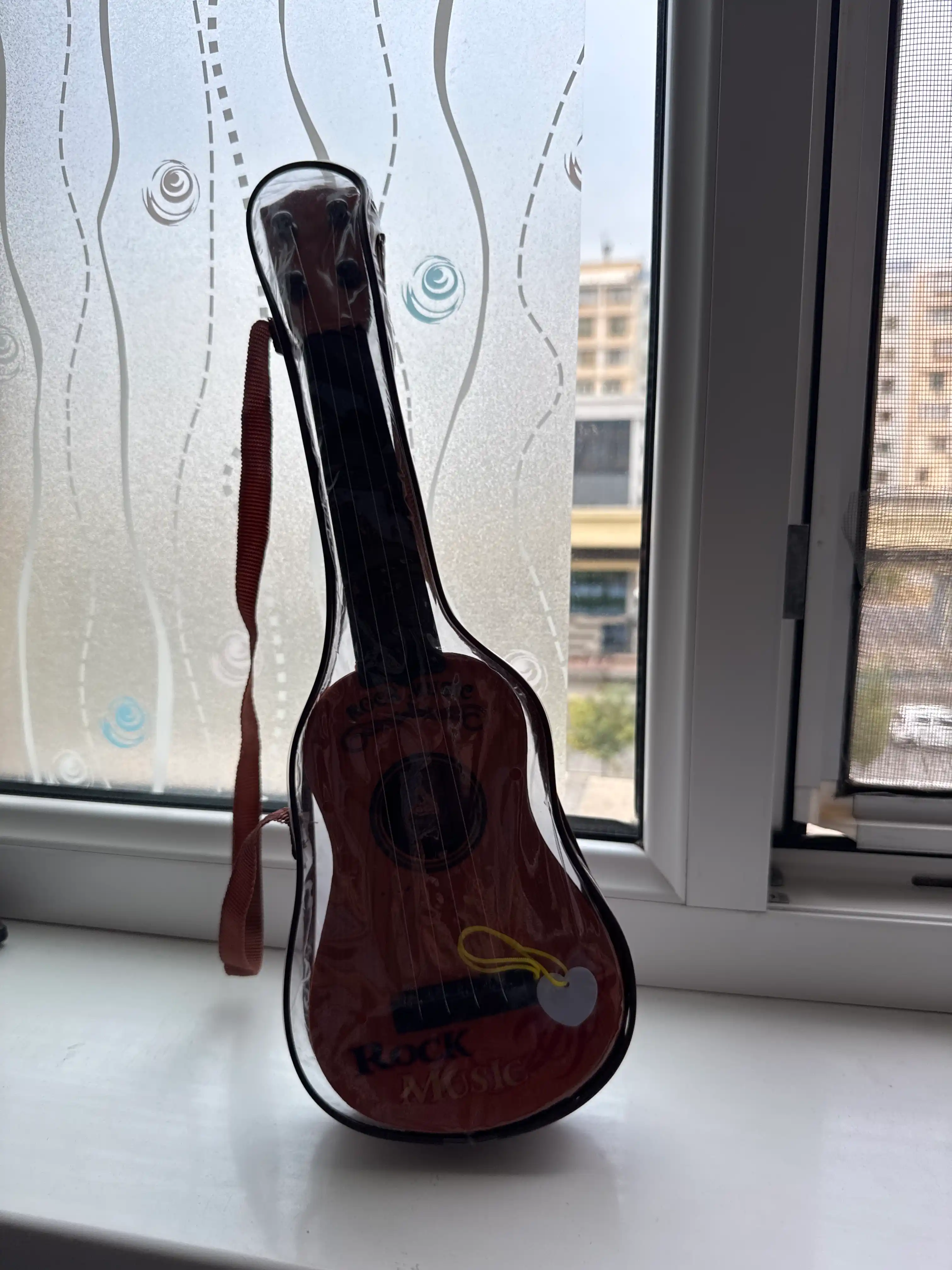 Bolalar gitarasi o‘yinchoq musiqiy gitara