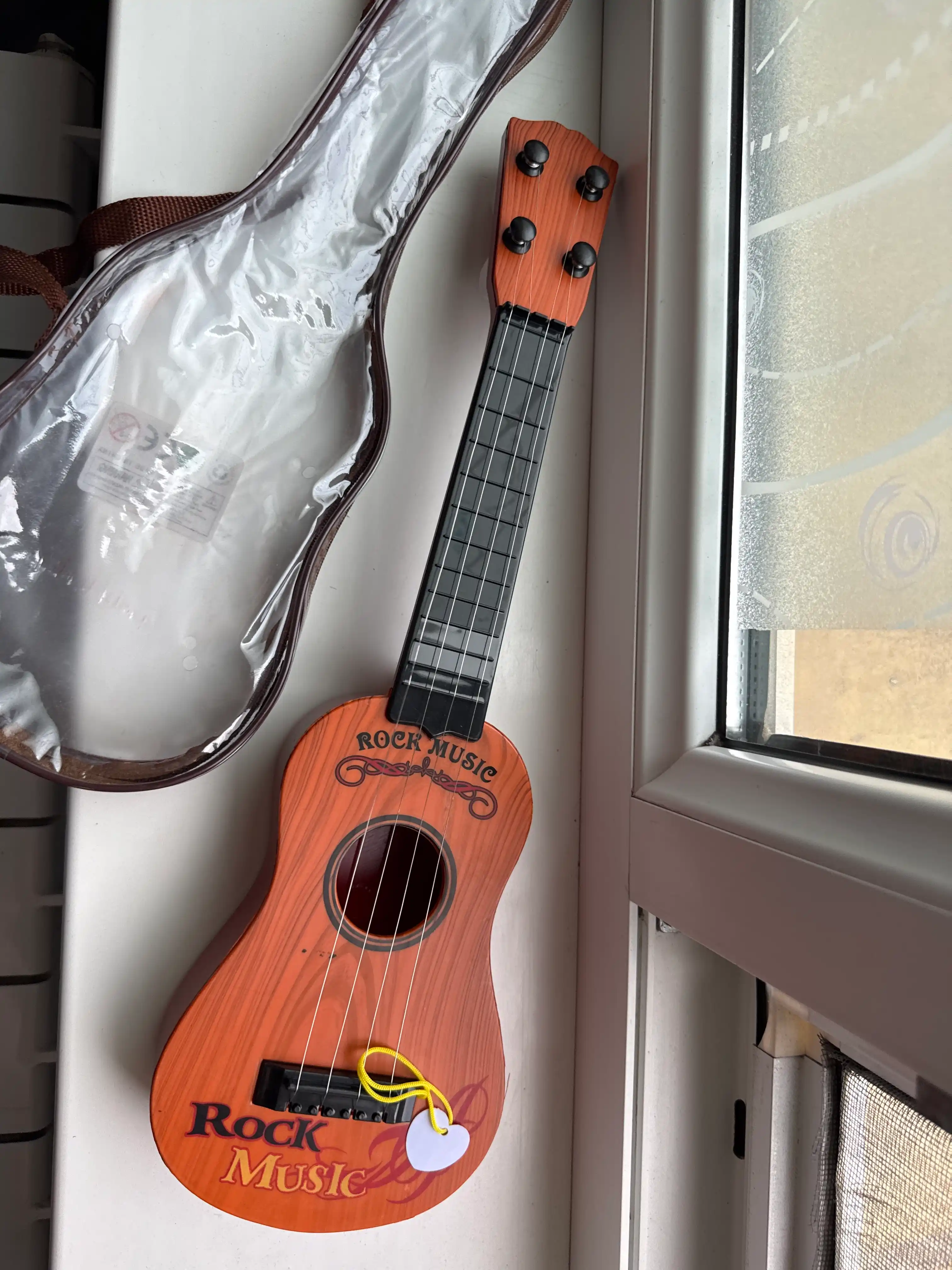 Bolalar gitarasi o‘yinchoq musiqiy gitara