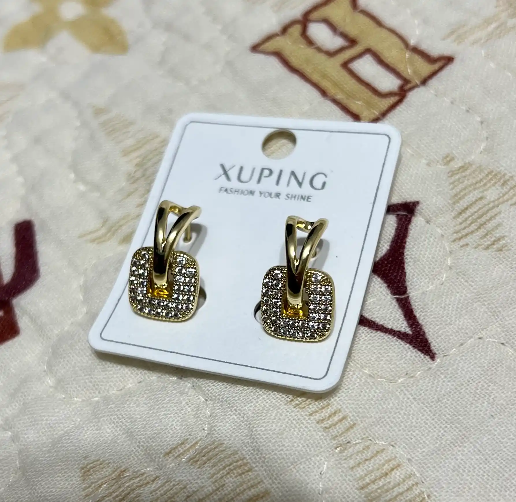 Xuping Premium zargarlik – kvadrat shakldagi mayda toshli oltin rangli zirak