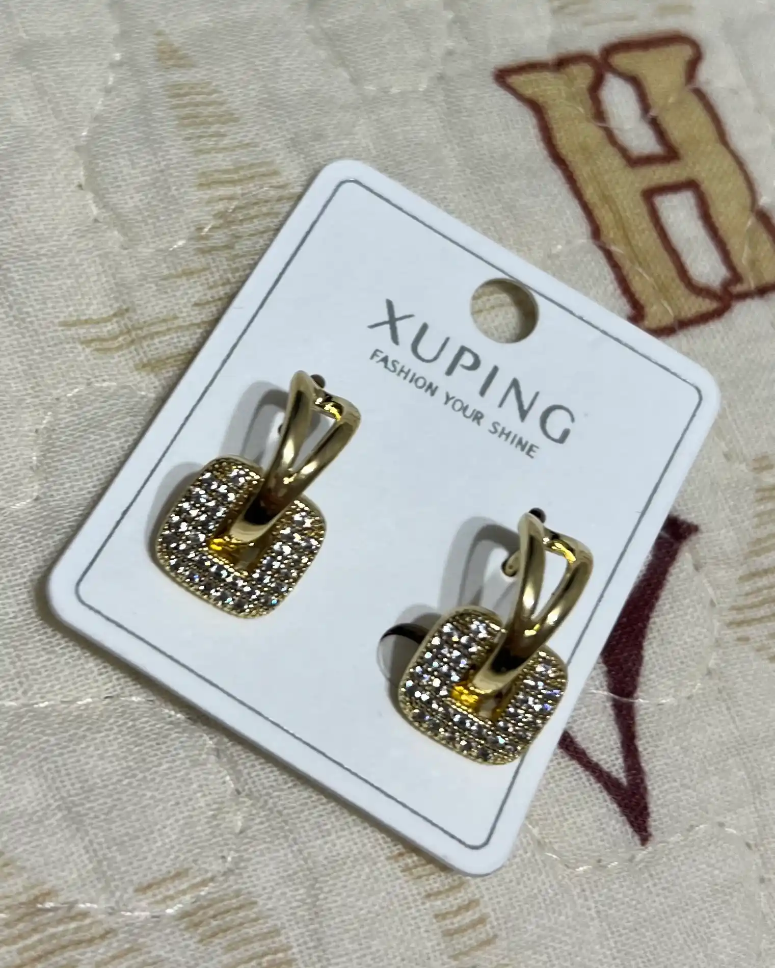 Xuping Premium zargarlik – kvadrat shakldagi mayda toshli oltin rangli zirak
