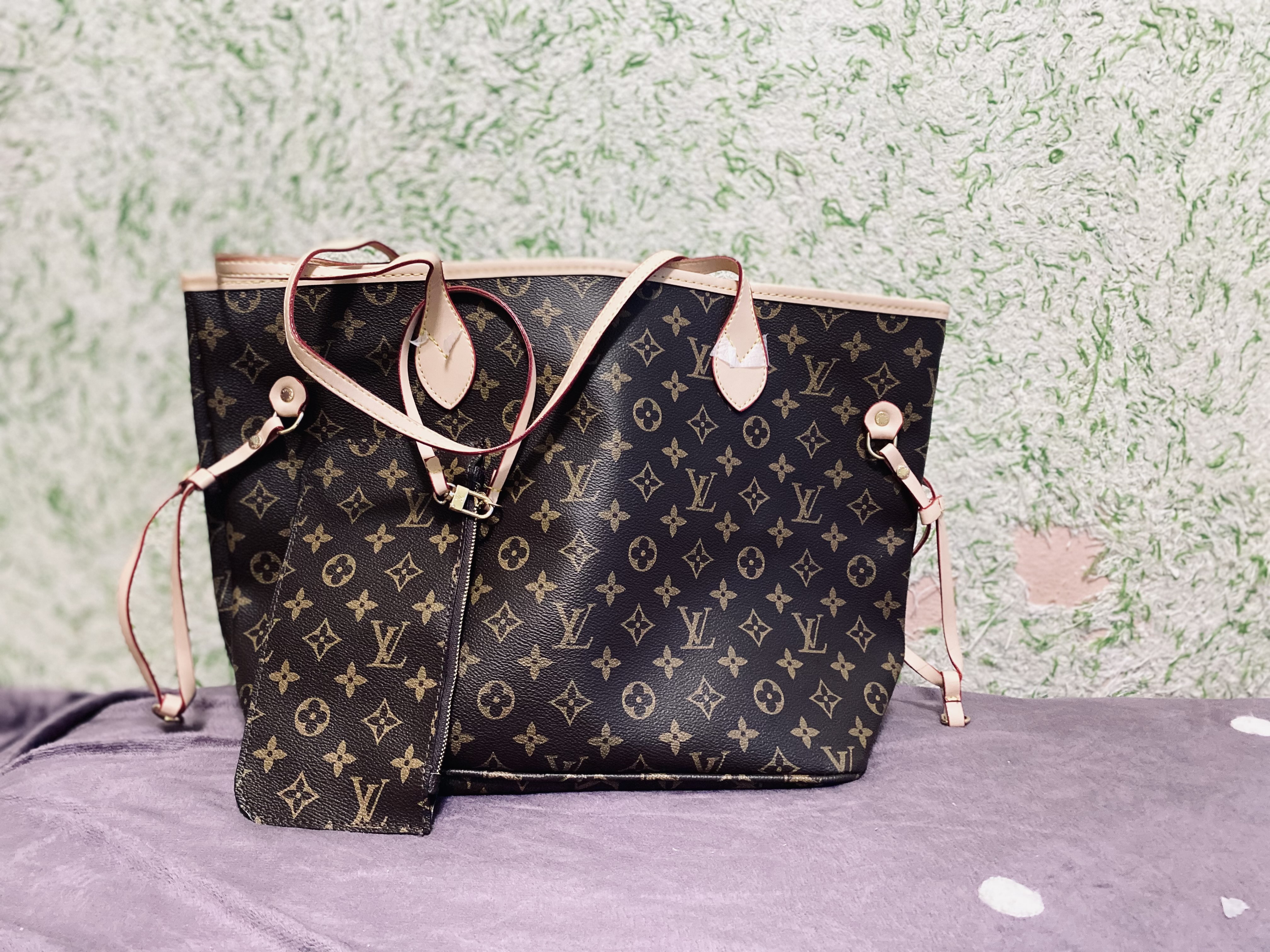 Ayollar sumkasi Louis Vuitton Neverfull uslubida