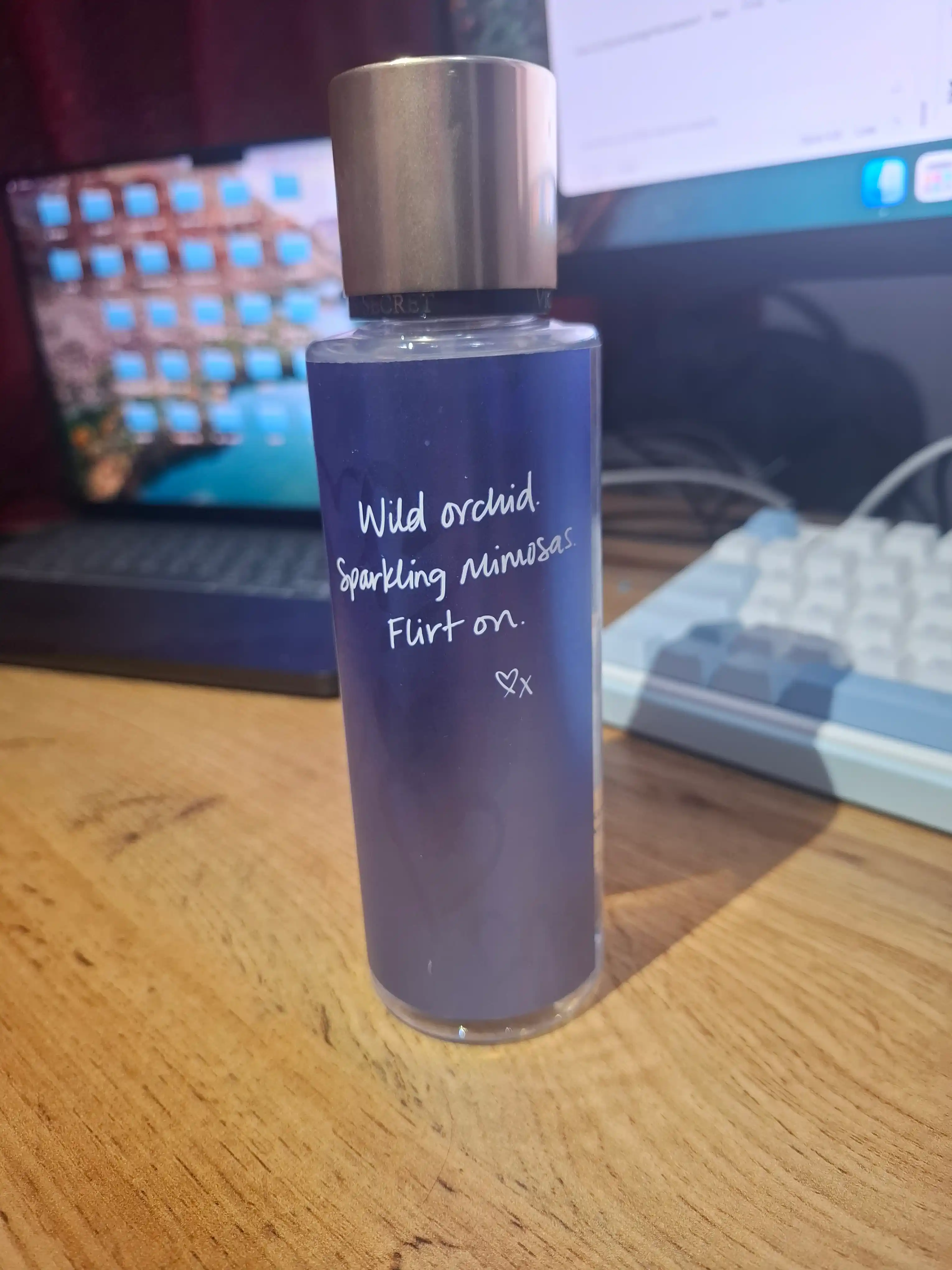 Parfyumlangan tana spreyi suvi Victoria's Secret Spreyi Aqua Kiss Rush, Shimmer, 250 ml