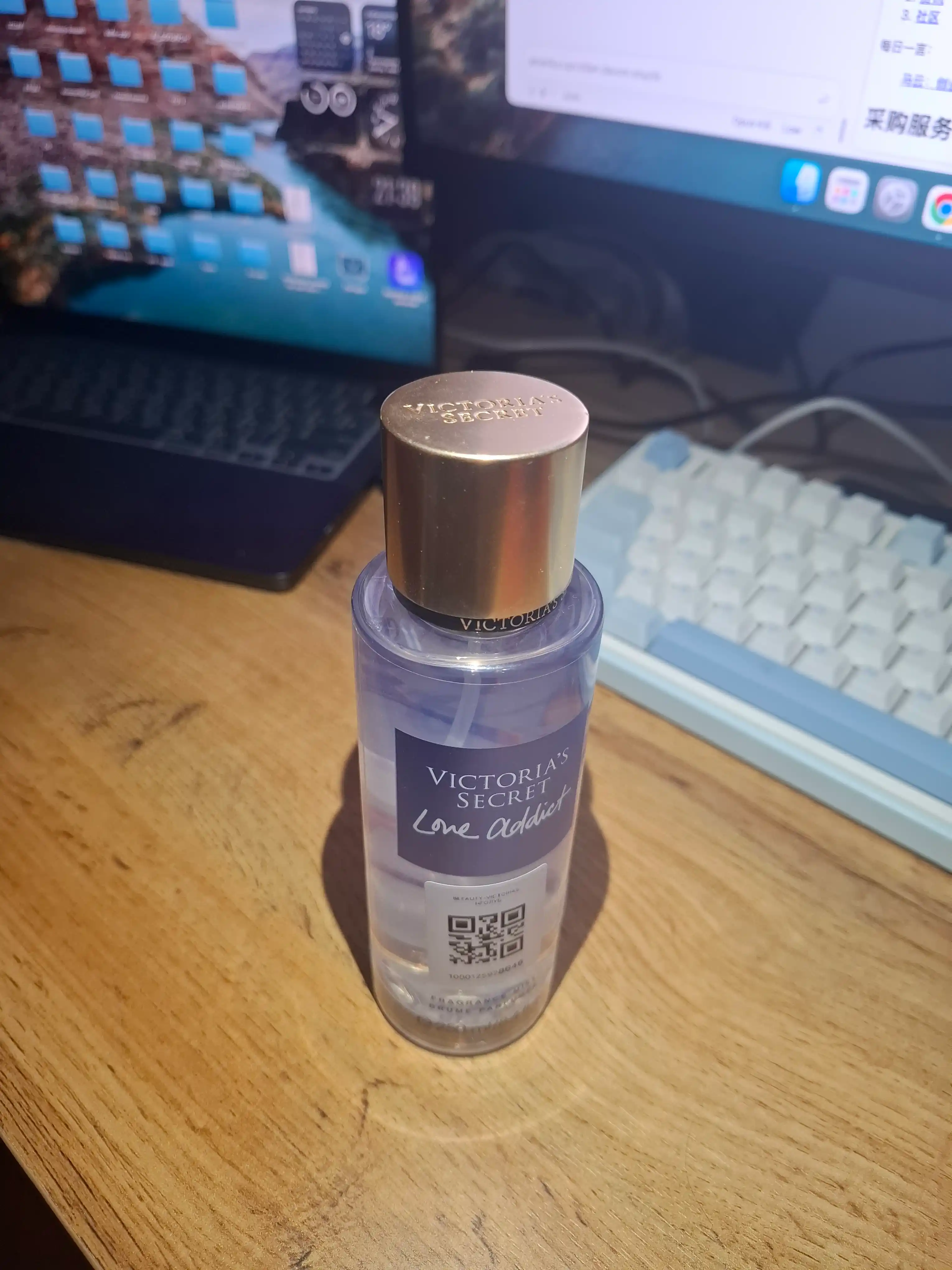 Parfyumlangan tana spreyi suvi Victoria's Secret Spreyi Aqua Kiss Rush, Shimmer, 250 ml