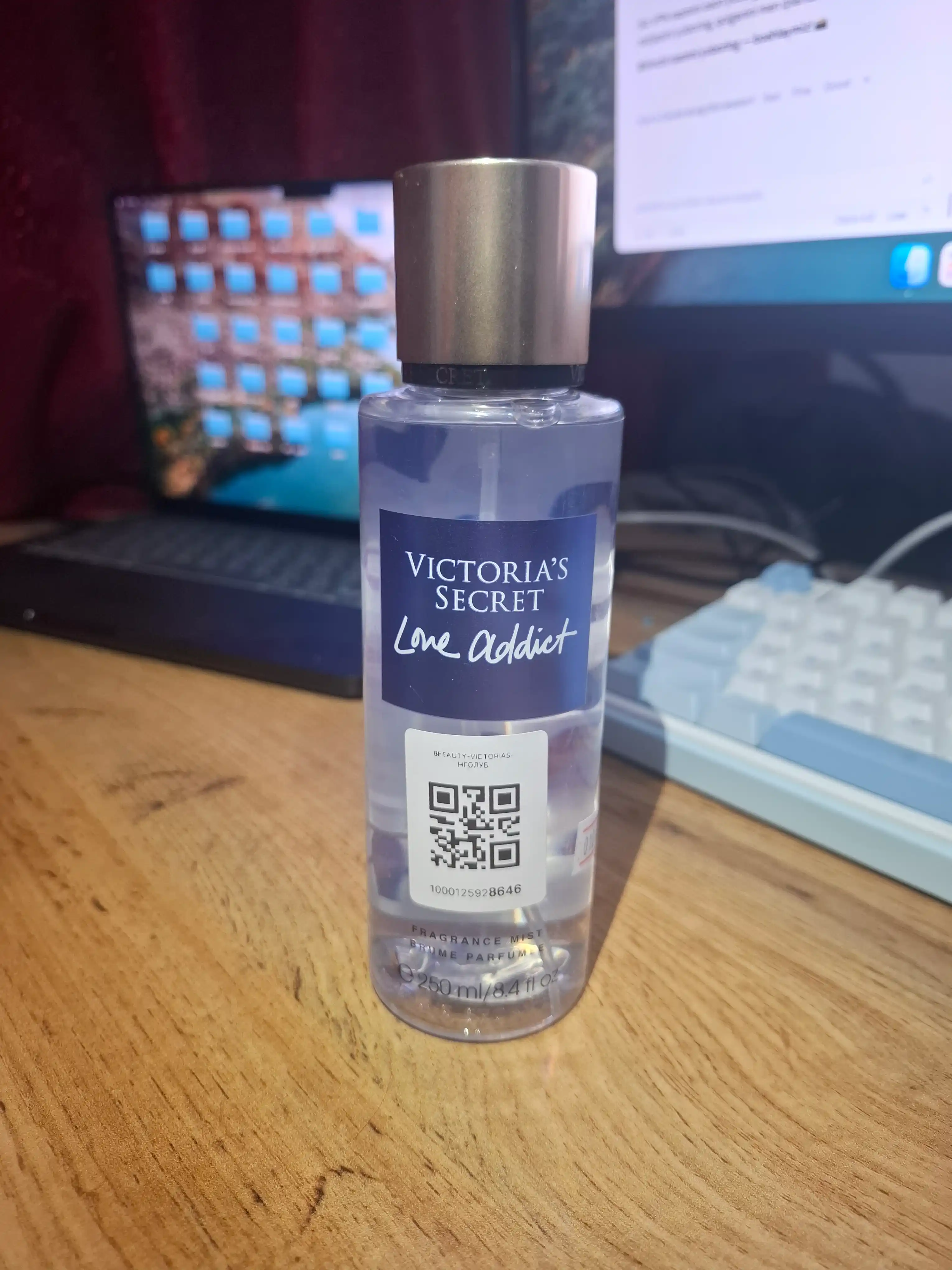 Parfyumlangan tana spreyi suvi Victoria's Secret Spreyi Aqua Kiss Rush, Shimmer, 250 ml