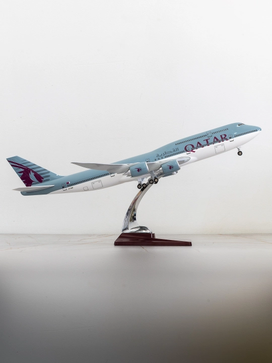 Модель самолёта Boeing 747, Qatar Airways, 47 см, шасси, прозрачные окна, подставка