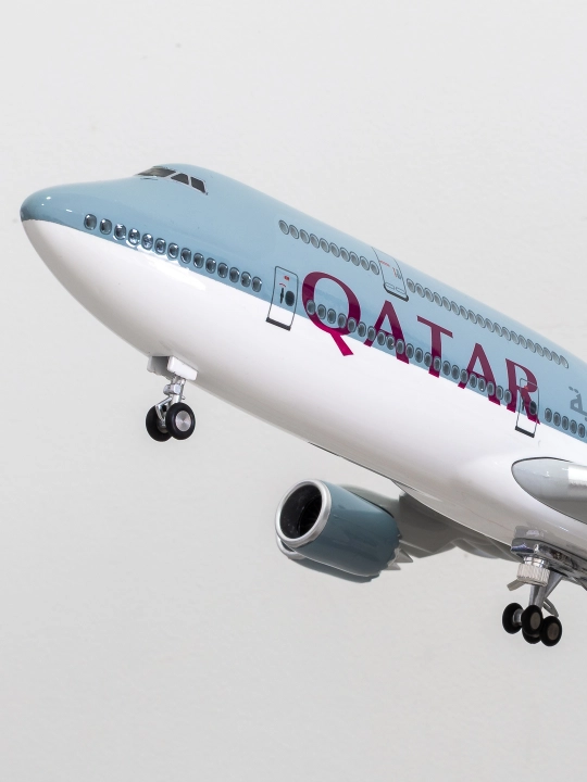 Модель самолёта Boeing 747, Qatar Airways, 47 см, шасси, прозрачные окна, подставка
