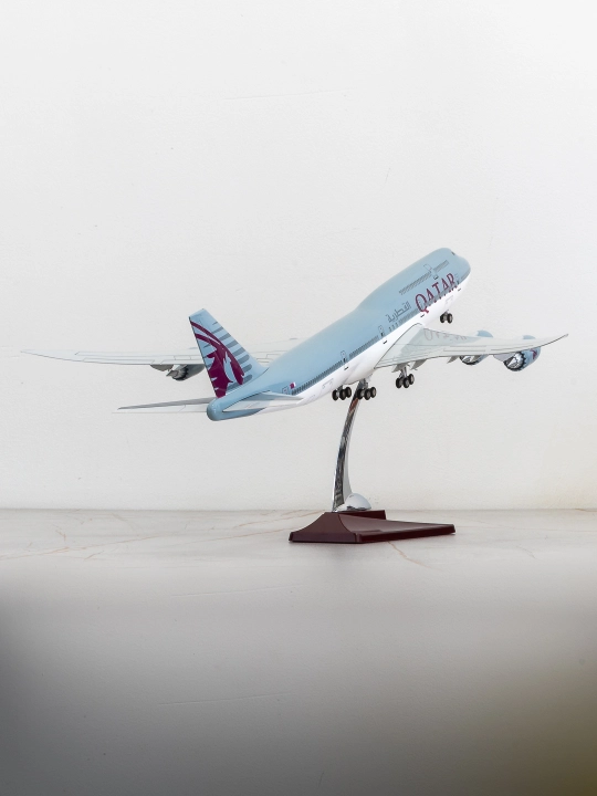 Модель самолёта Boeing 747, Qatar Airways, 47 см, шасси, прозрачные окна, подставка