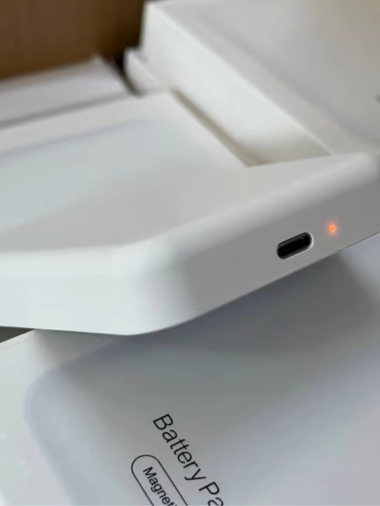Tashqi batareya MagSafe Battery Pack iPhone uchun, 5000 mAh
