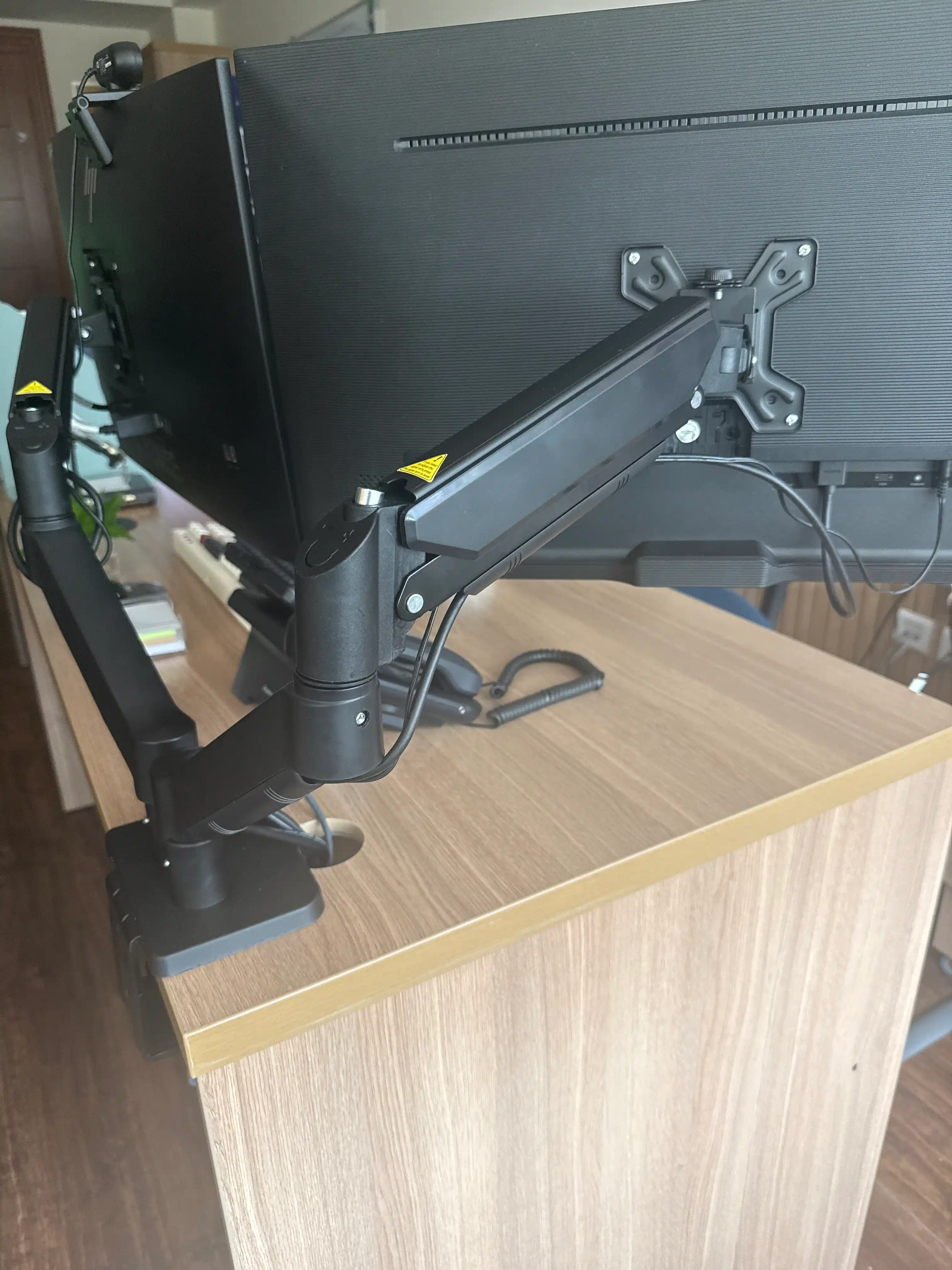 Monitorlar uchun stoyka 13–32 dyuym M252D