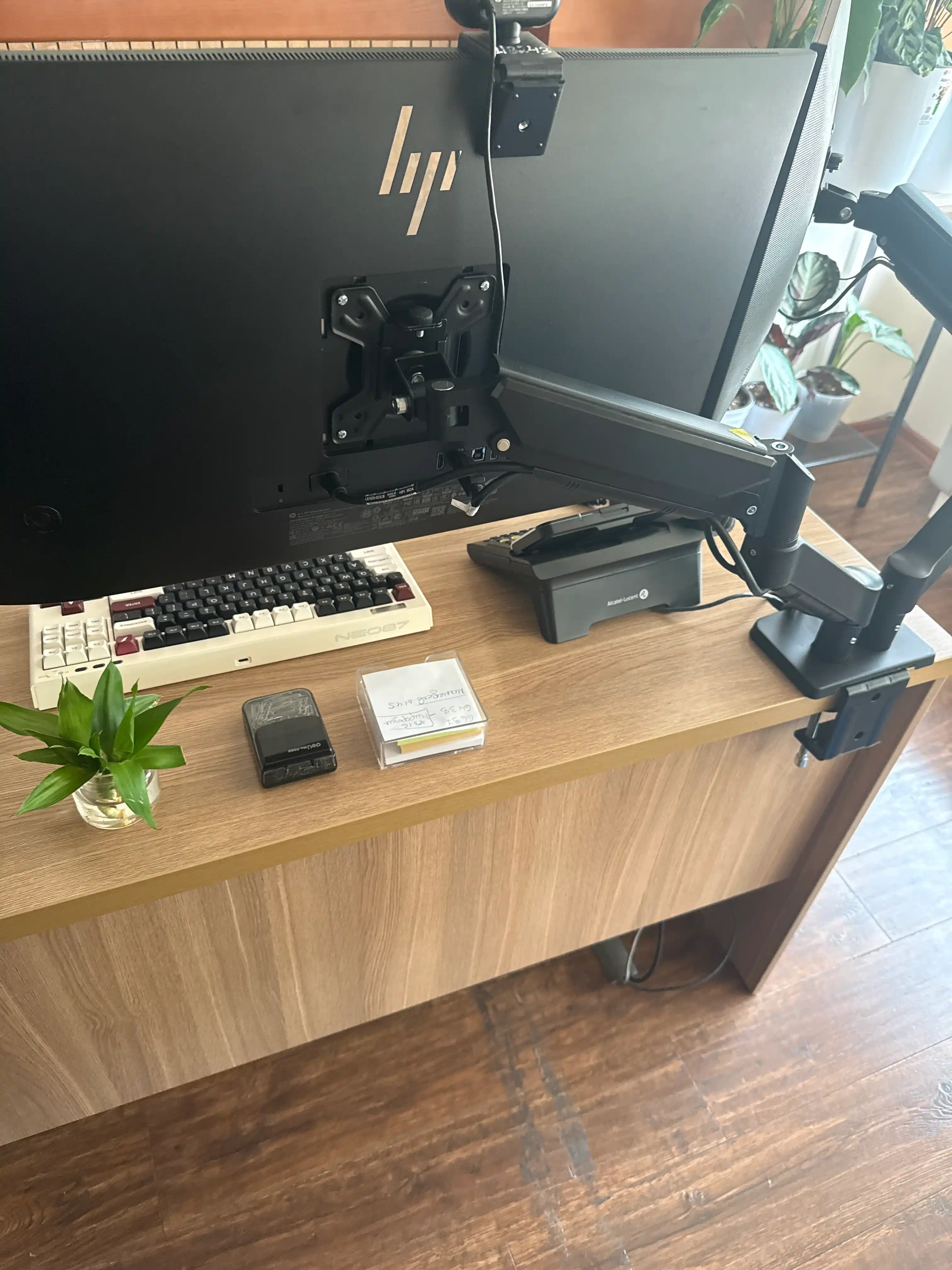 Monitorlar uchun stoyka 13–32 dyuym M252D