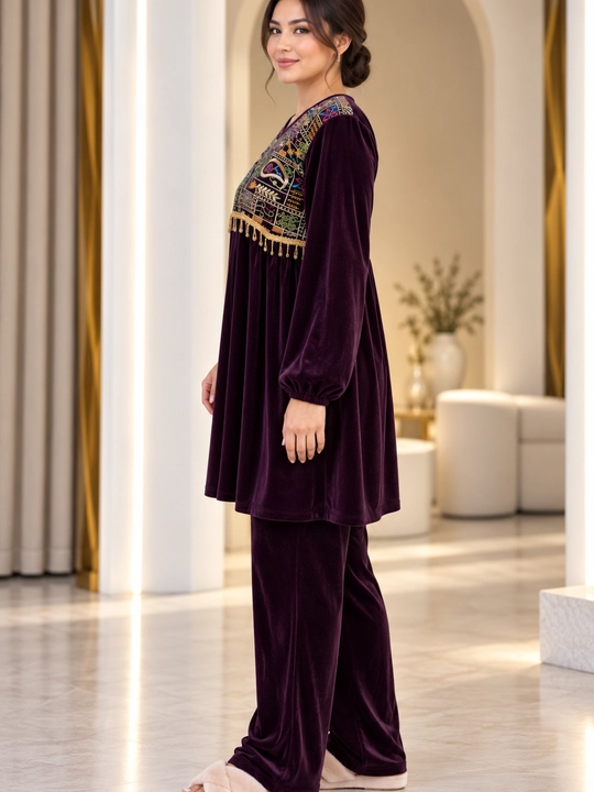 Ayollar uchun milliy naqshli vellyur dvoyka — nafis va chiroyli ayollar kiyimi