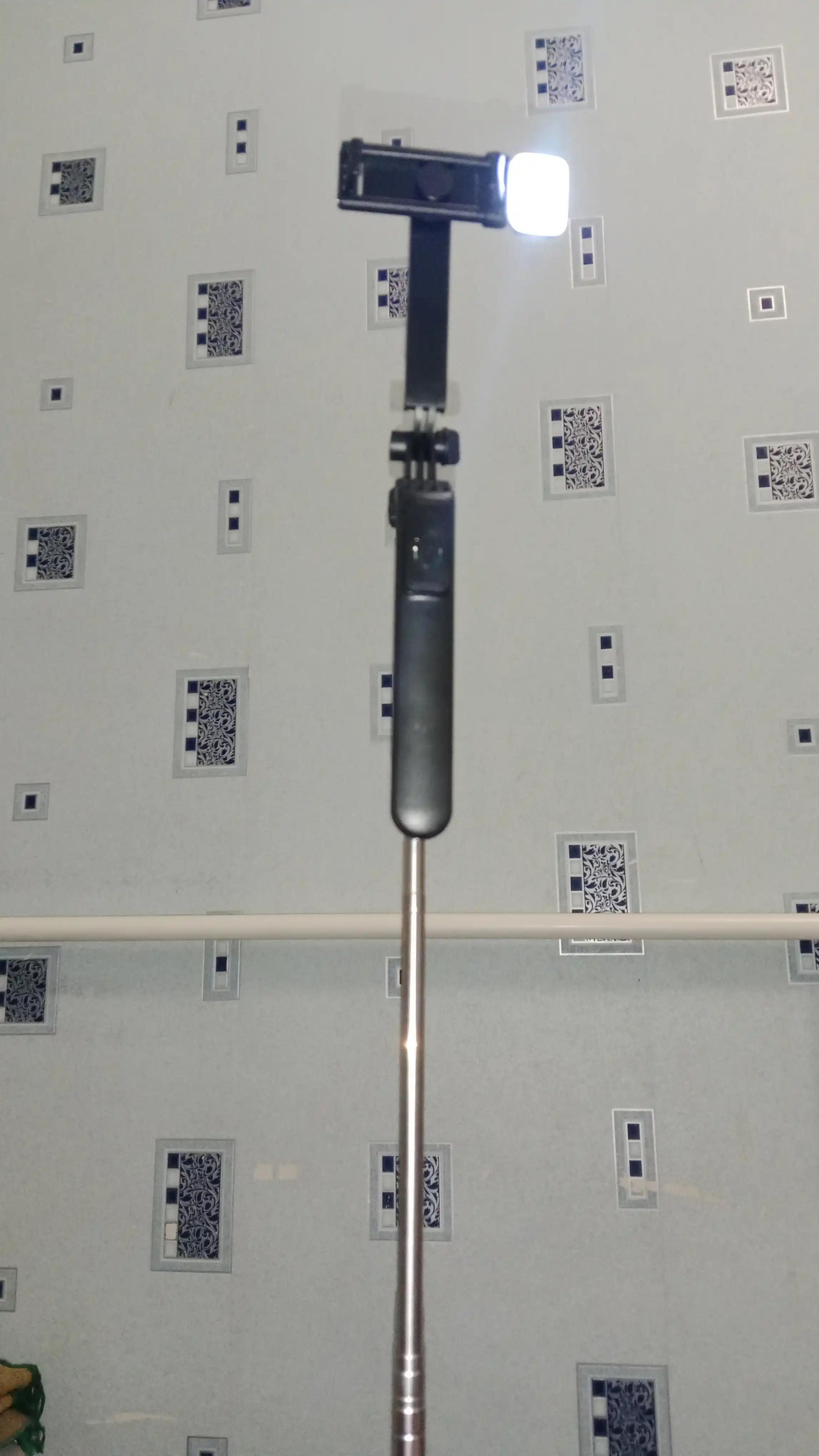 Selfi tayoqchasi, shtativ, monopod, masofadan boshqarish pulti, telefon aksessuarlari