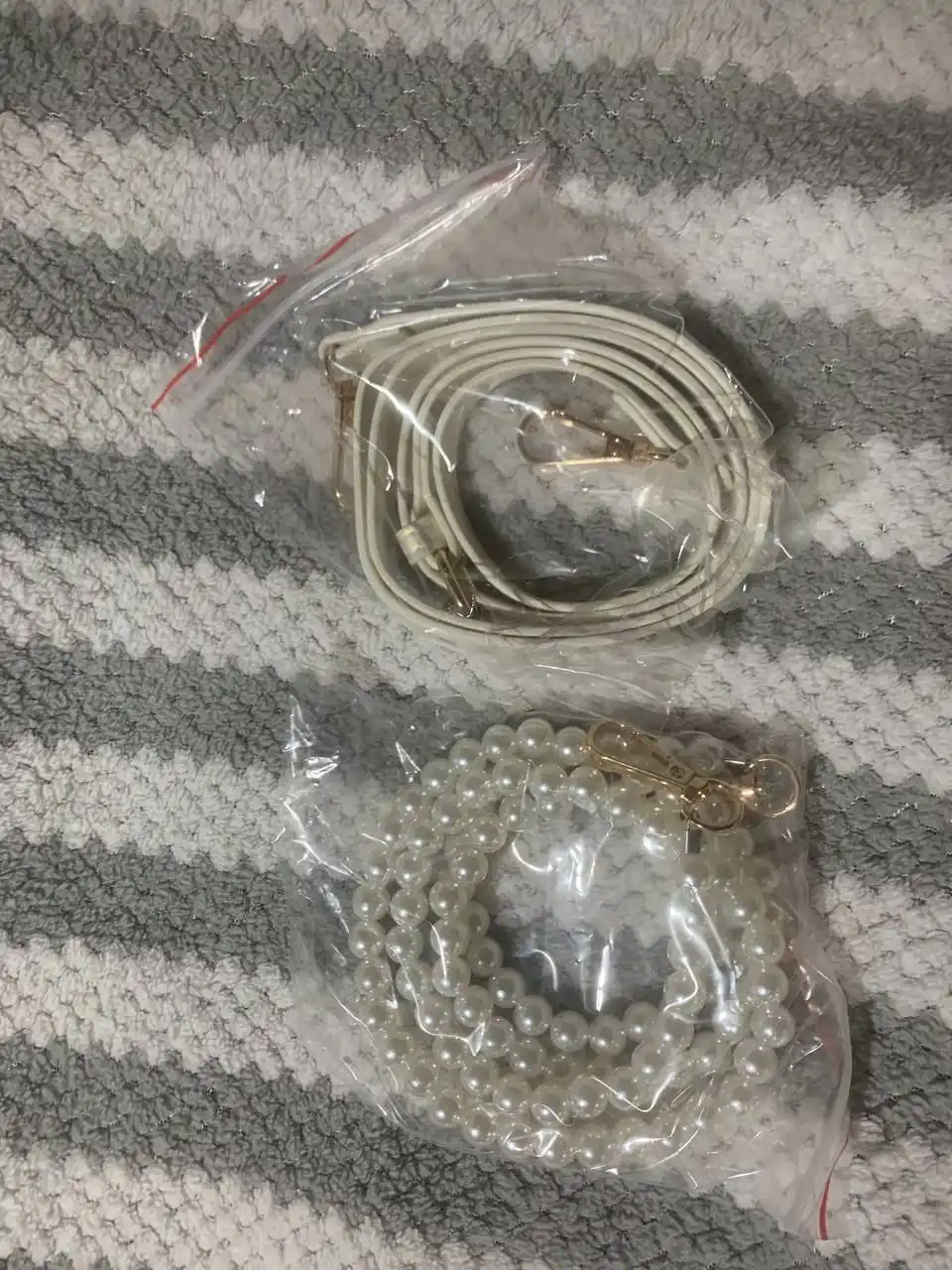 Ayollar uchun kichik kechki klatch sumka, eko charm, marvarid dastali, 2 tasma