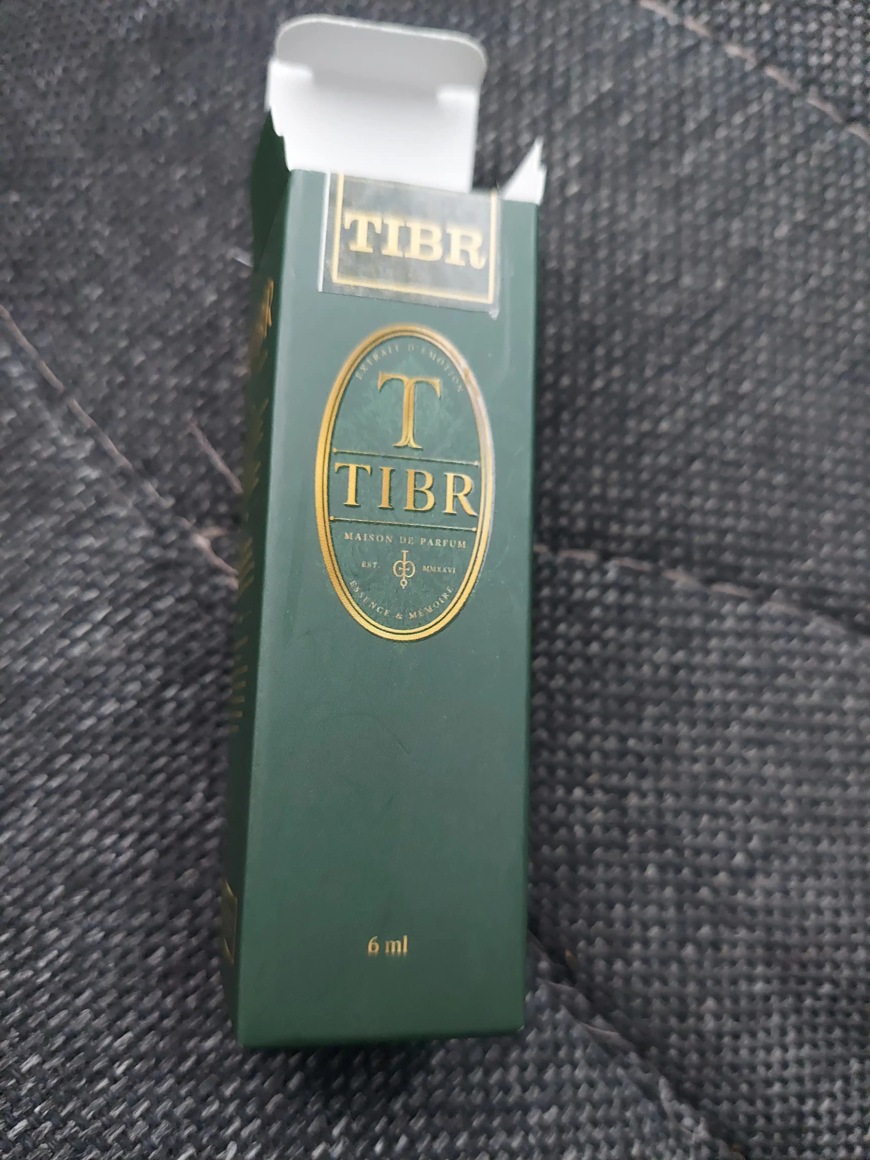 Atirlar Calvin Klein Mogra duhi har qanday mavsum uchun ayollar va erkaklar uchun atir