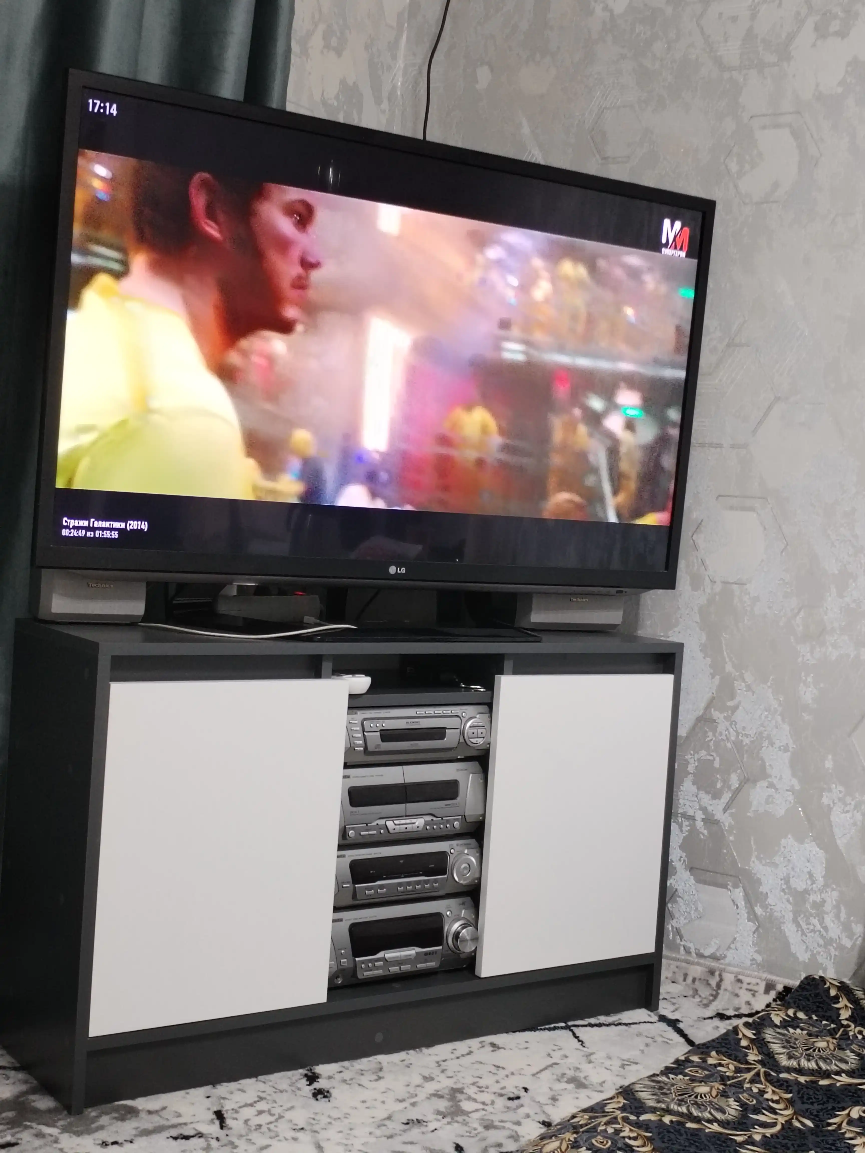 Tayvan - TV-tumba televizor tagiga javon, yig‘ilgan holatda