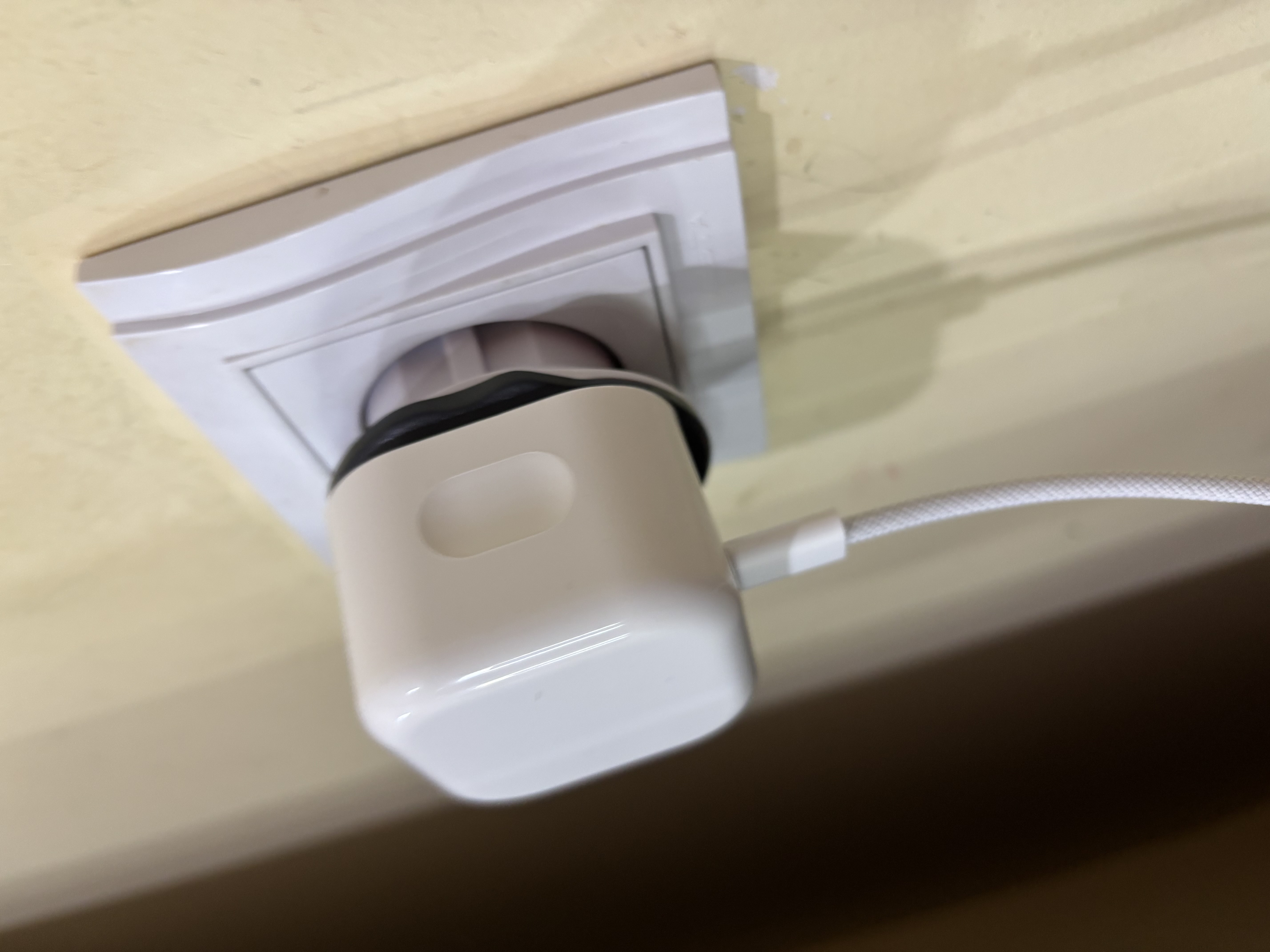 Apple — адаптер для iPhone, безопасная и быстрая зарядка