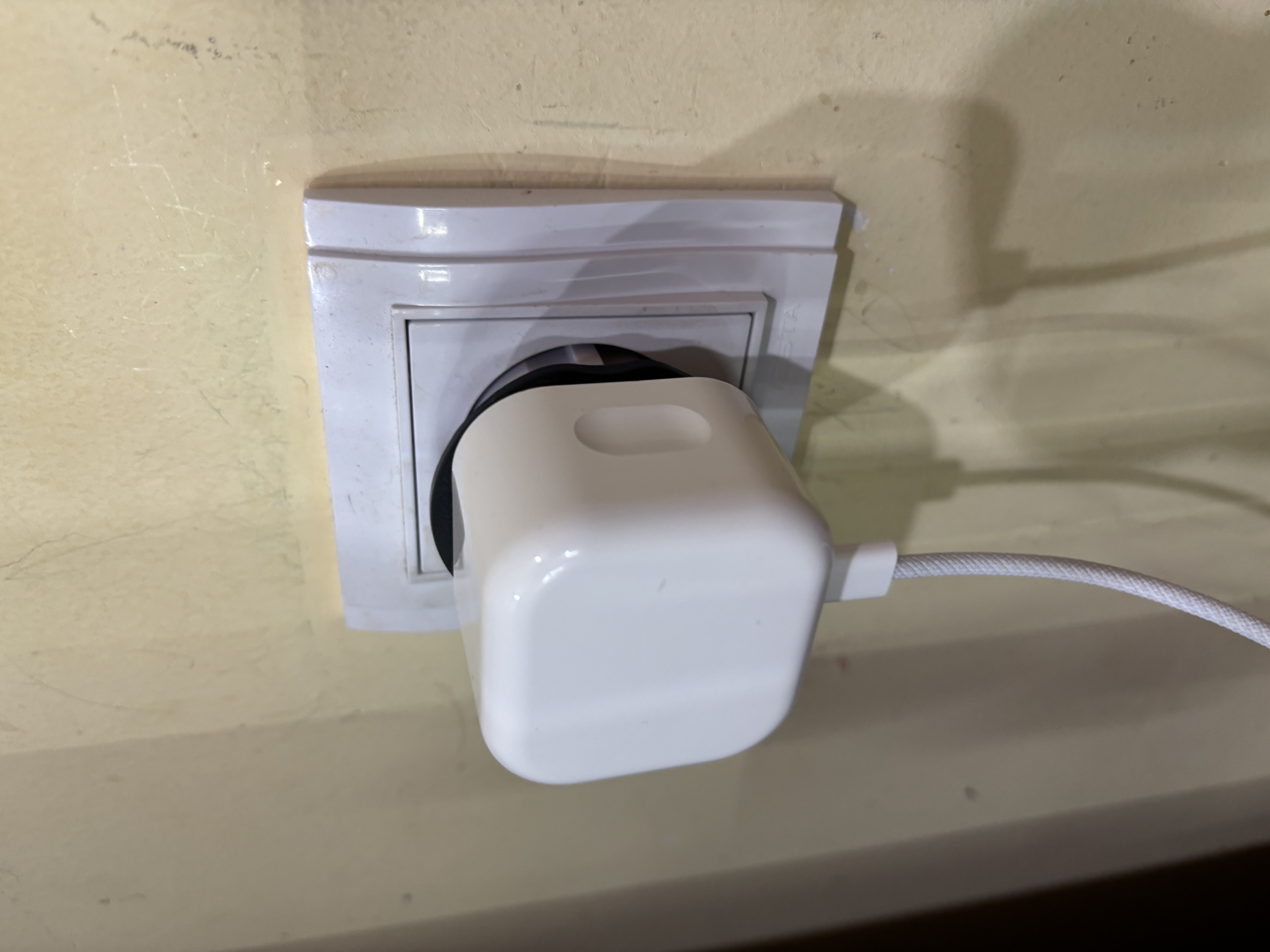 Apple — адаптер для iPhone, безопасная и быстрая зарядка