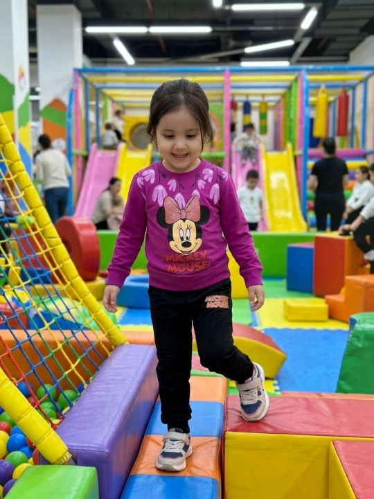 Qizlar uchun bolalar sport kostyumi, svitshot va shim, Minni Maus naqshli