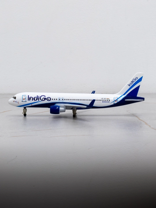 Модель самолёта Airbus A320, авиакомпания IndiGo, 20 см, металл+пластик, шасси