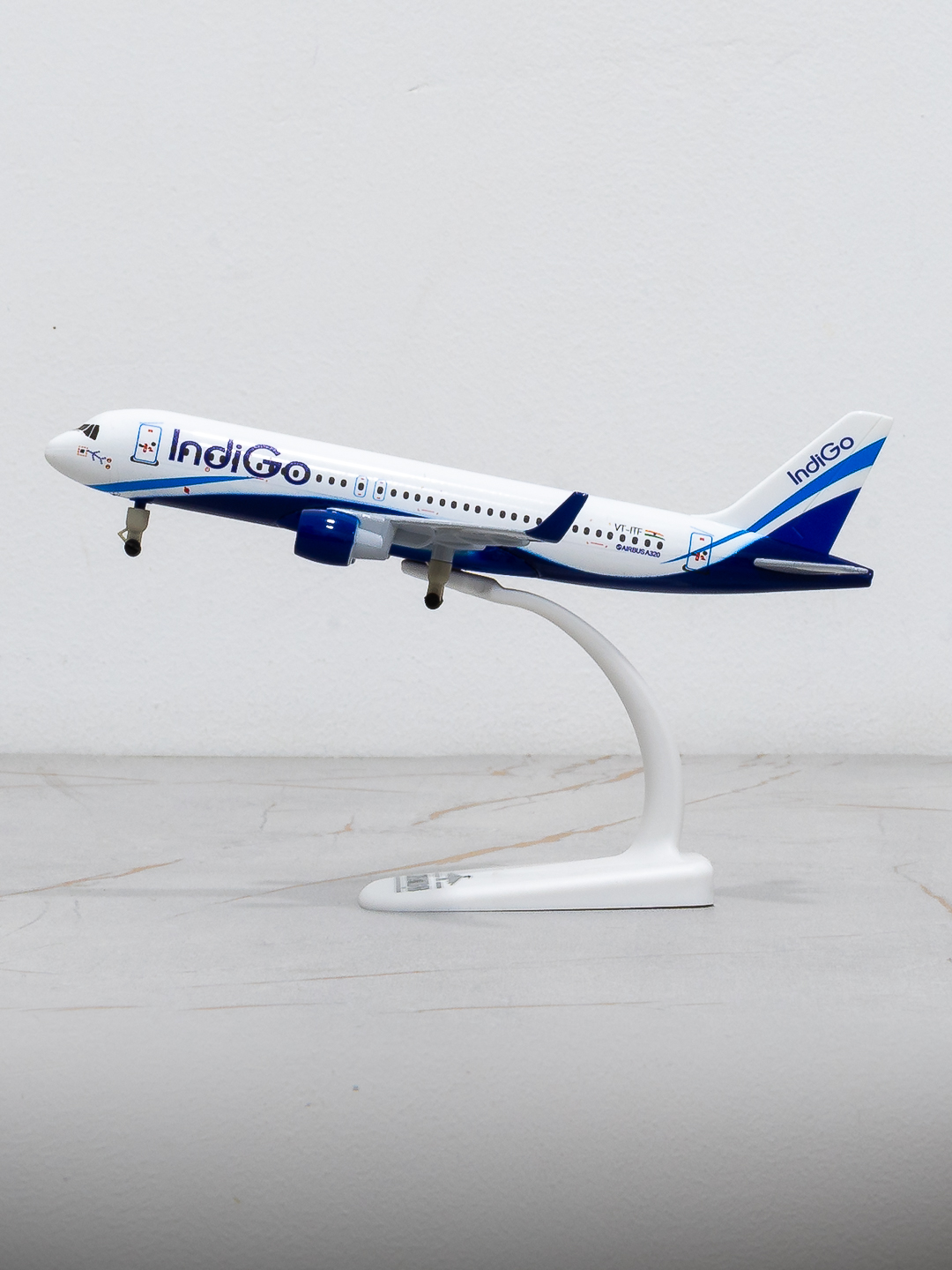 Модель самолёта Airbus A320, авиакомпания IndiGo, 20 см, металл+пластик, шасси