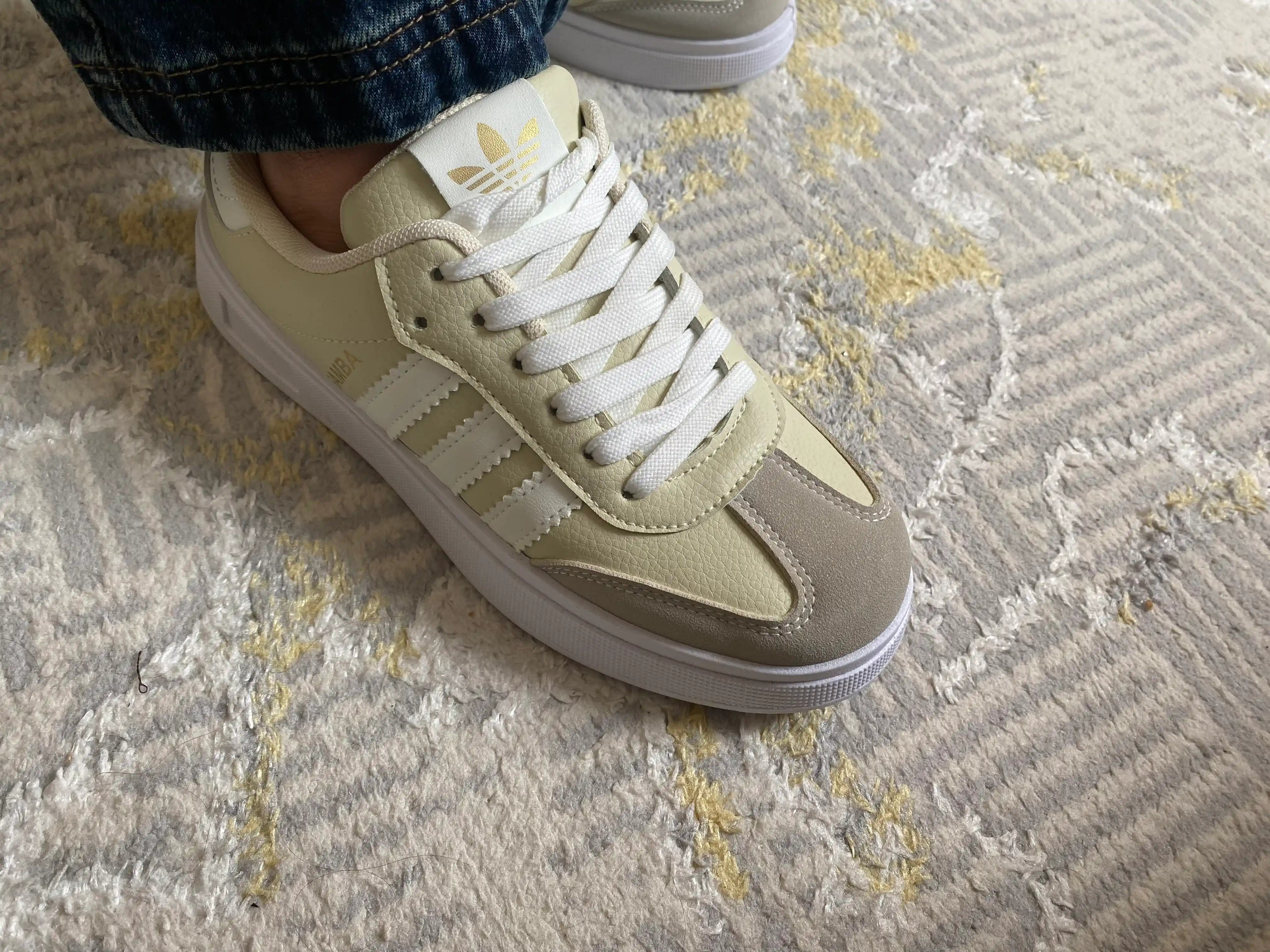 Ayollar krossovkasi — qulay va yengil, ish, o‘qish va kundalik kiyish uchun